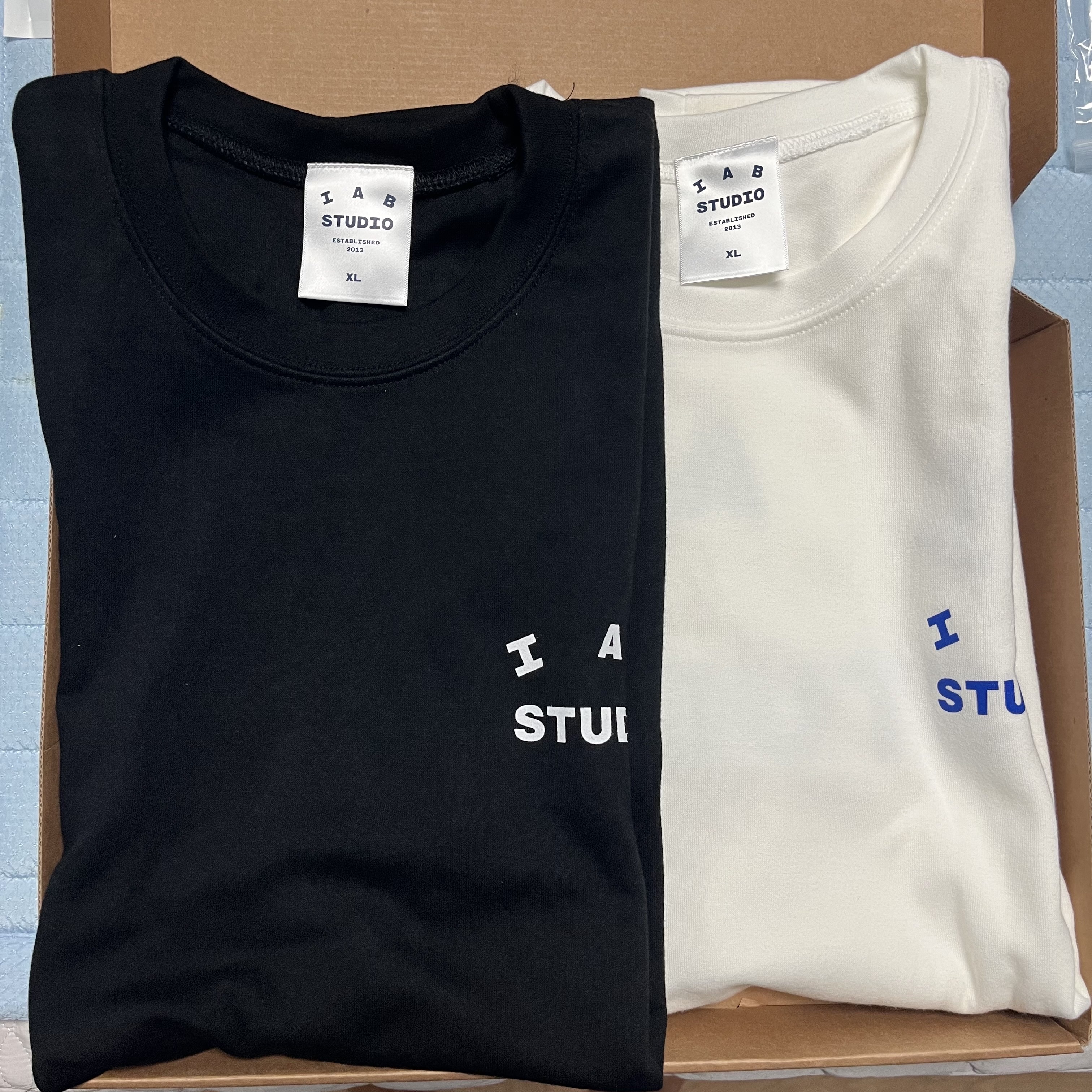 IAB Studio 10th Anniversary T-Shirts Pack White & Black (2 Pack) 착용 스타일 - 2