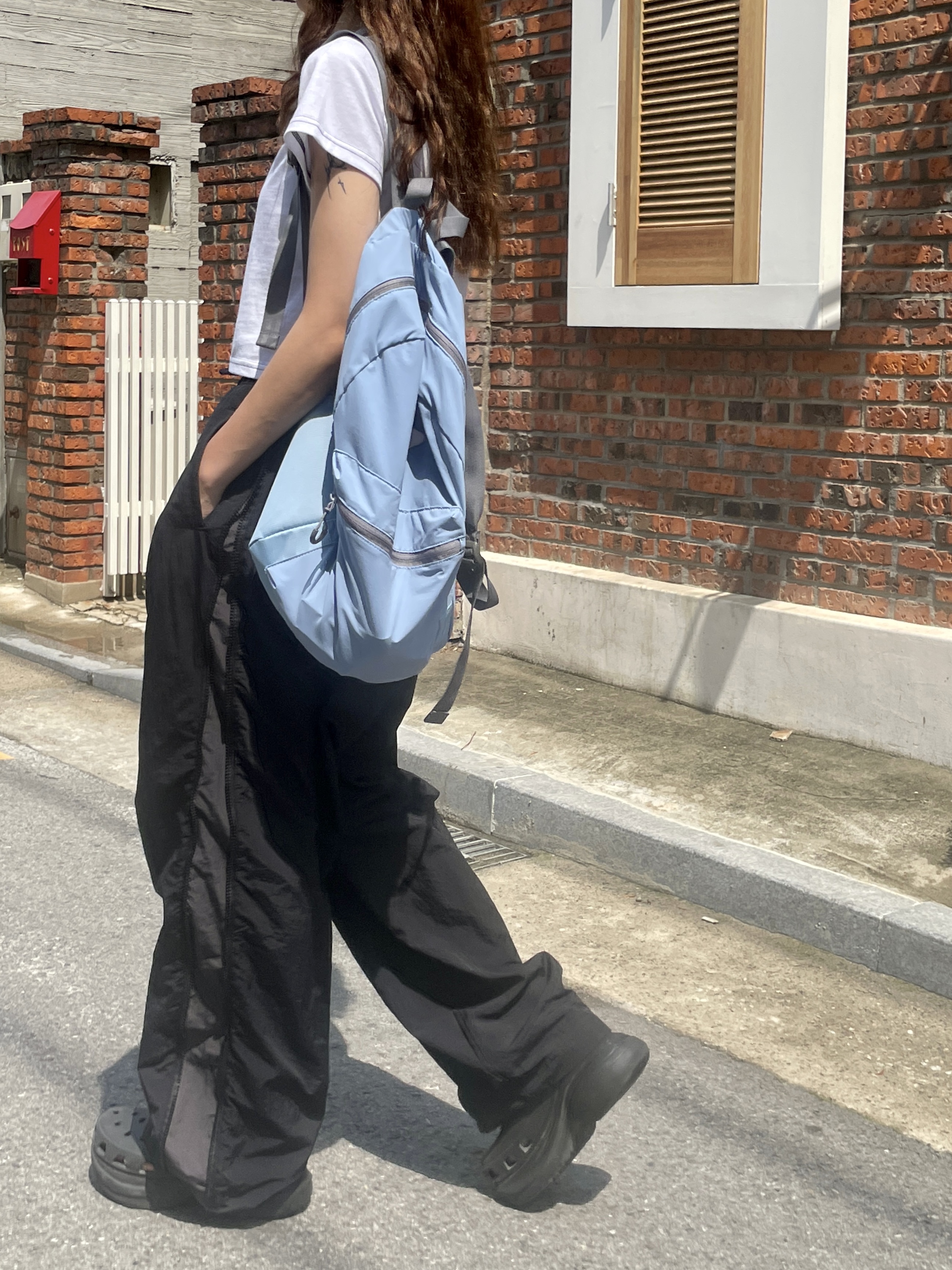 Mischief Rhombus Light Weight Backpack Greyish Blue - The Hyundai Seoul Exclusive, (W) Crocs Classic Platform Clog Black 착용 스타일 - 3