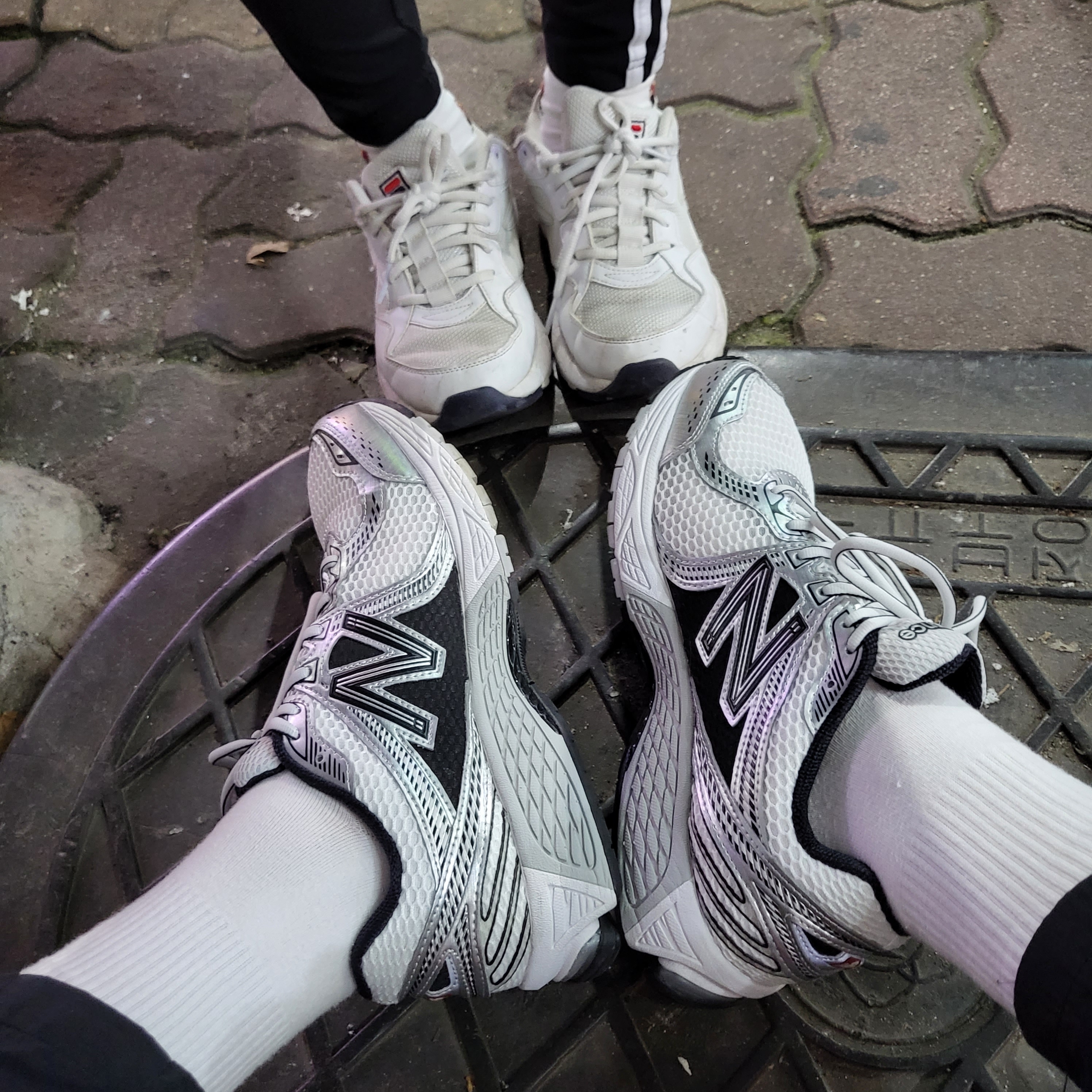 New Balance 860v2 White Black 착용 스타일 - 2