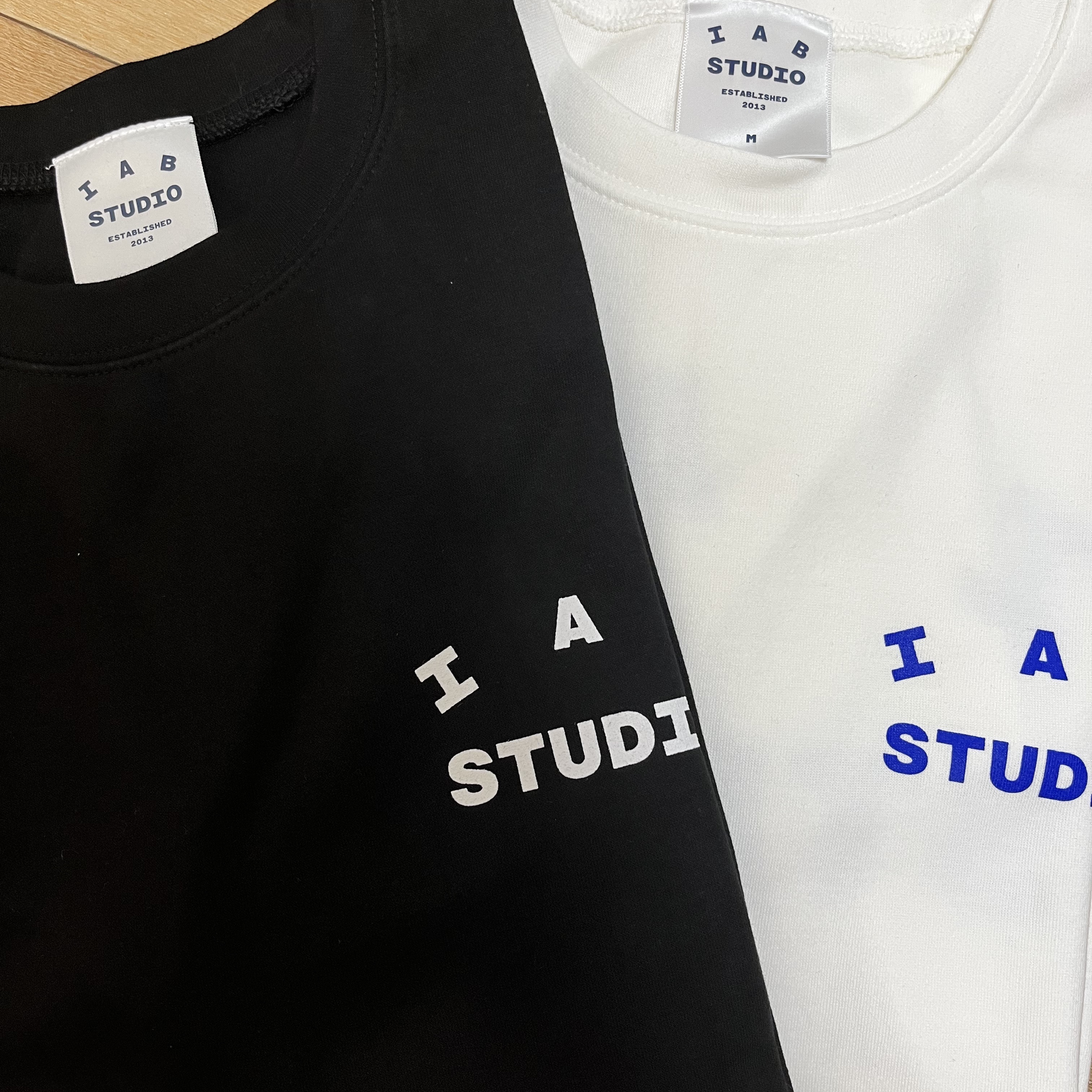 IAB Studio 10th Anniversary T-Shirts Pack White & Black (2 Pack) 착용 스타일 - 2