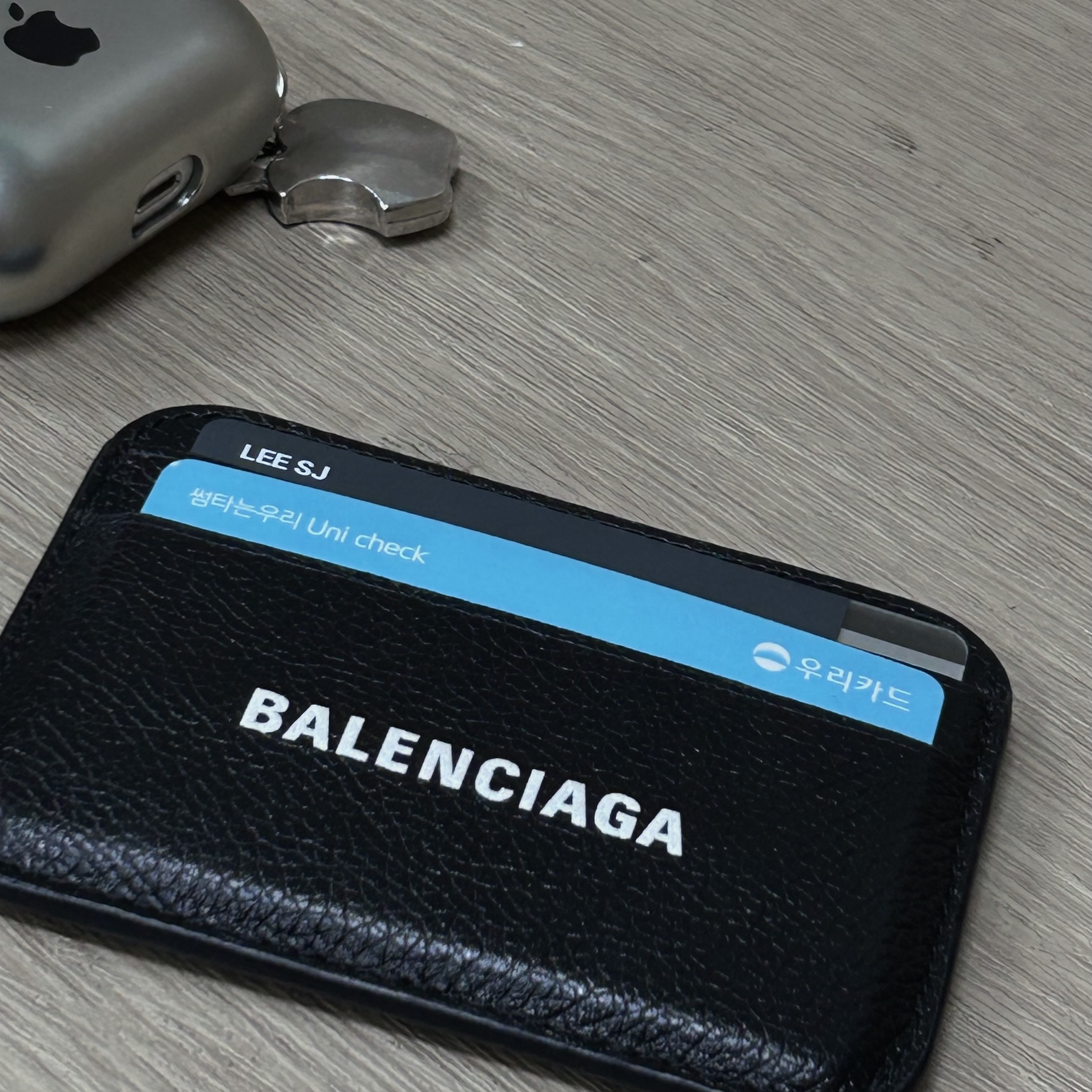 Balenciaga Grainy Leather Cash Card Holder Black 착용 스타일
