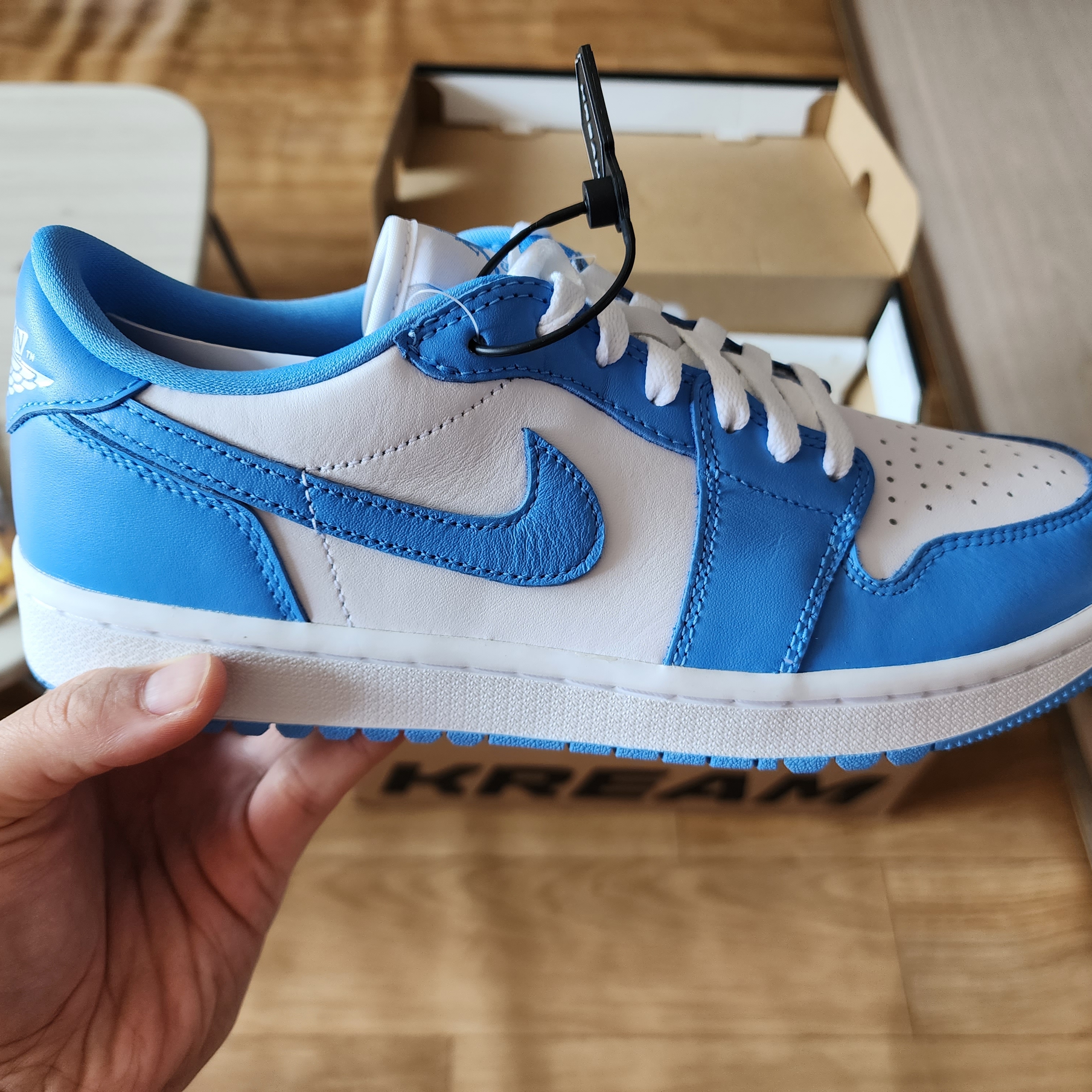 Jordan 1 Low Golf White and University Blue 착용 스타일 - 2
