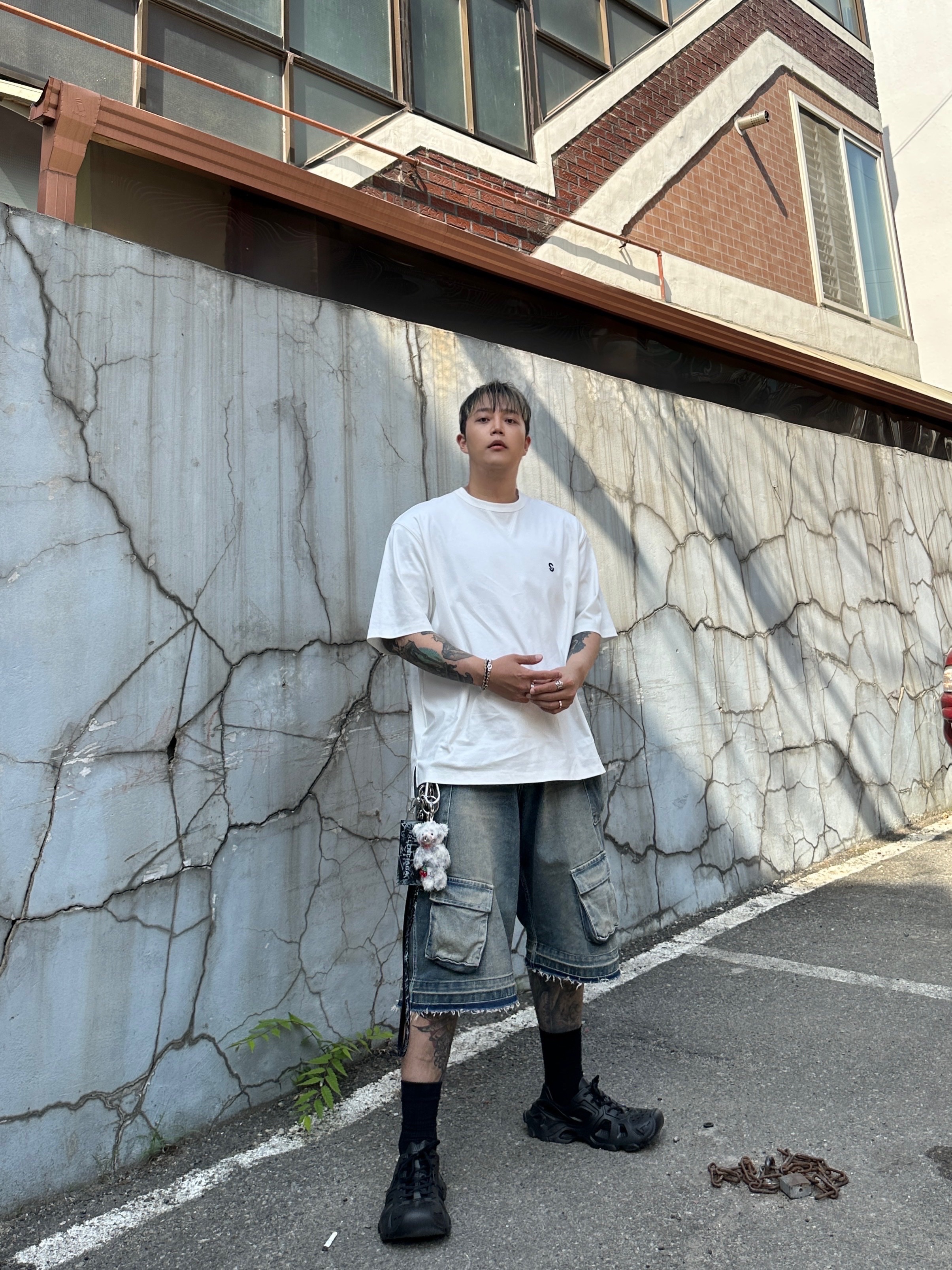 Balenciaga HD Lace-Up Sneakers Black, Nos Couleurs Old Washed Cargo Denim Shorts Blue 착용 스타일 - 3