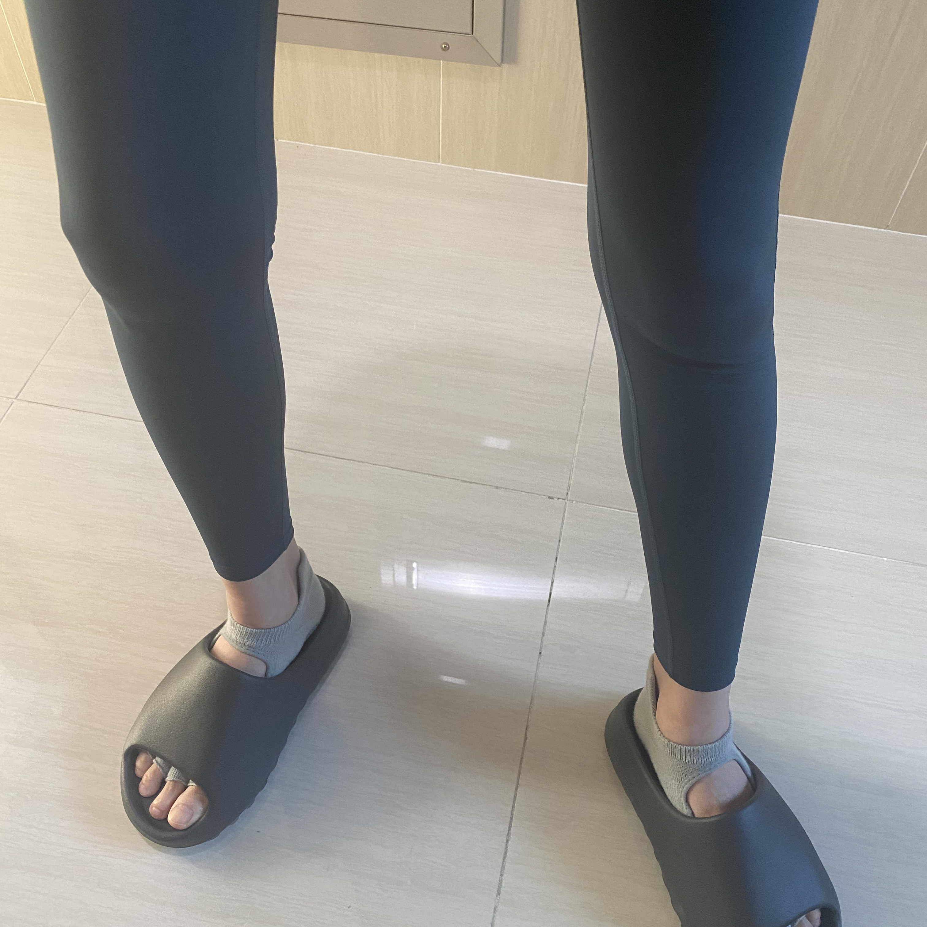 Adidas Yeezy Slide Onyx 착용 스타일 - 2