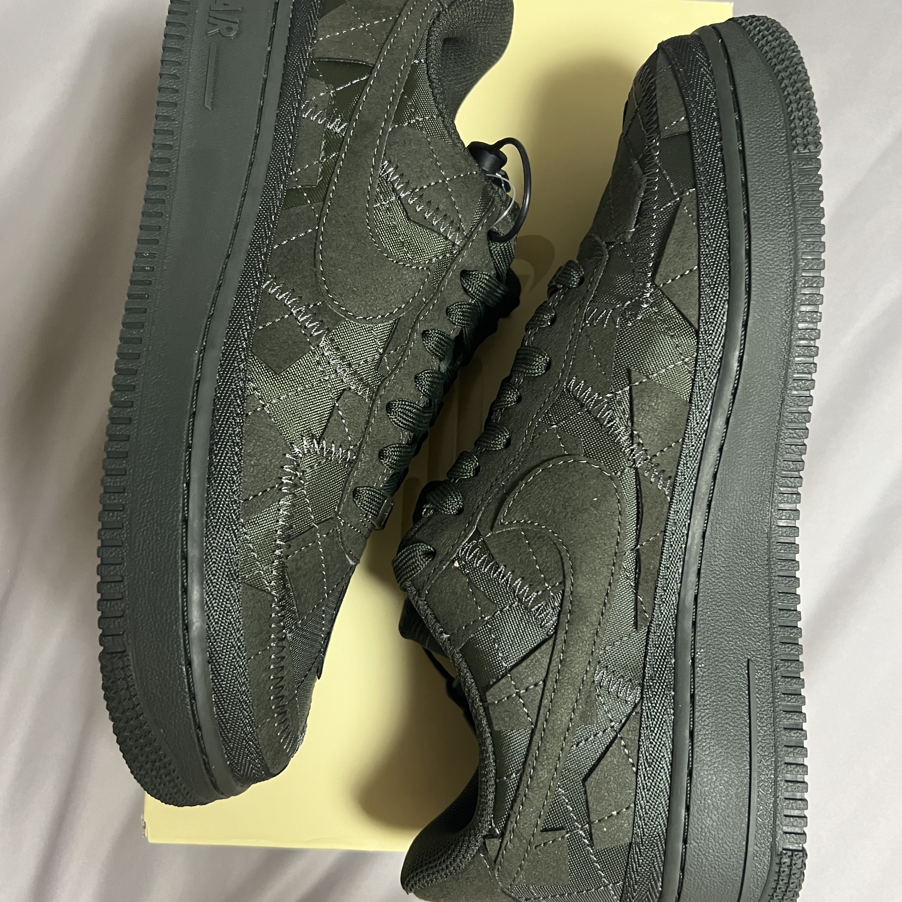 Nike x Billie Eilish Air Force 1 Low '07 SP Sequoia, Stussy Shattered T-Shirt White 착용 스타일 - 3