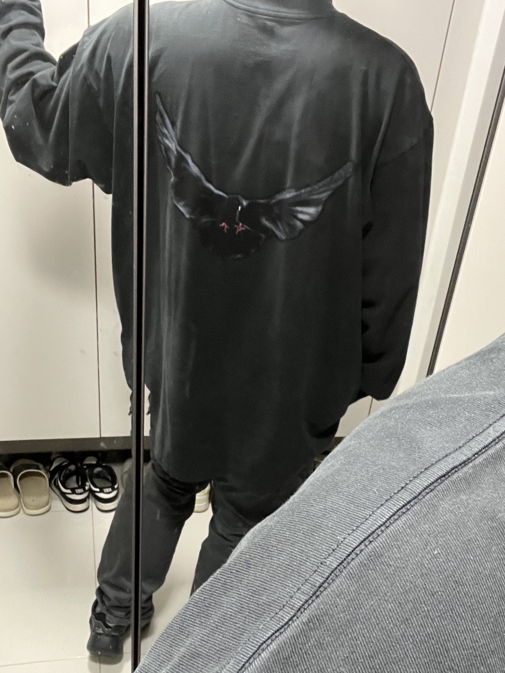 Yeezy Gap Engineered By Balenciaga Dove Long Sleeve T-Shirt Washed Black, Adidas Yeezy 700 V3 Alvah 착용 스타일 - 2