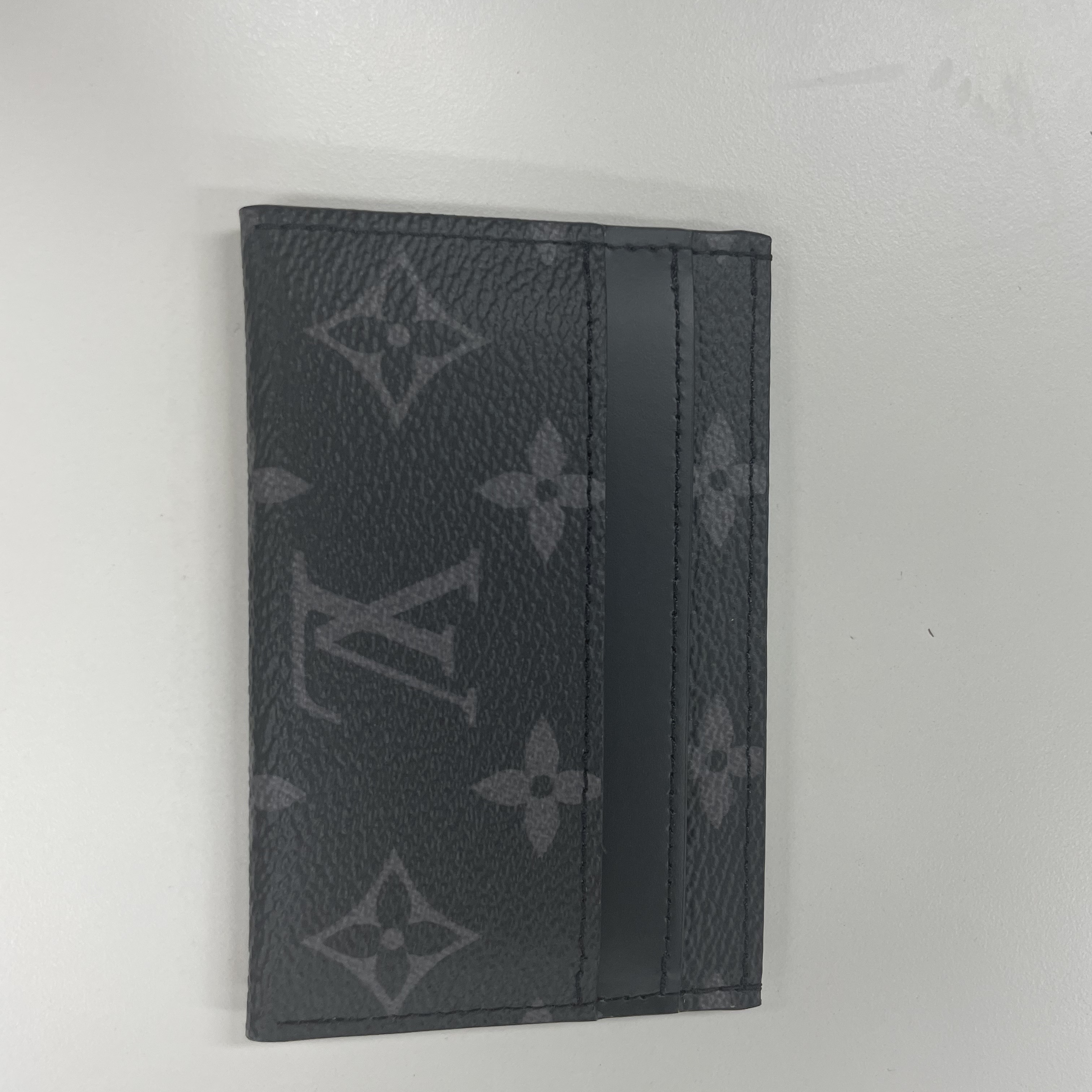 Louis Vuitton Double Card Holder Monogram Eclipse 착용 스타일 - 1