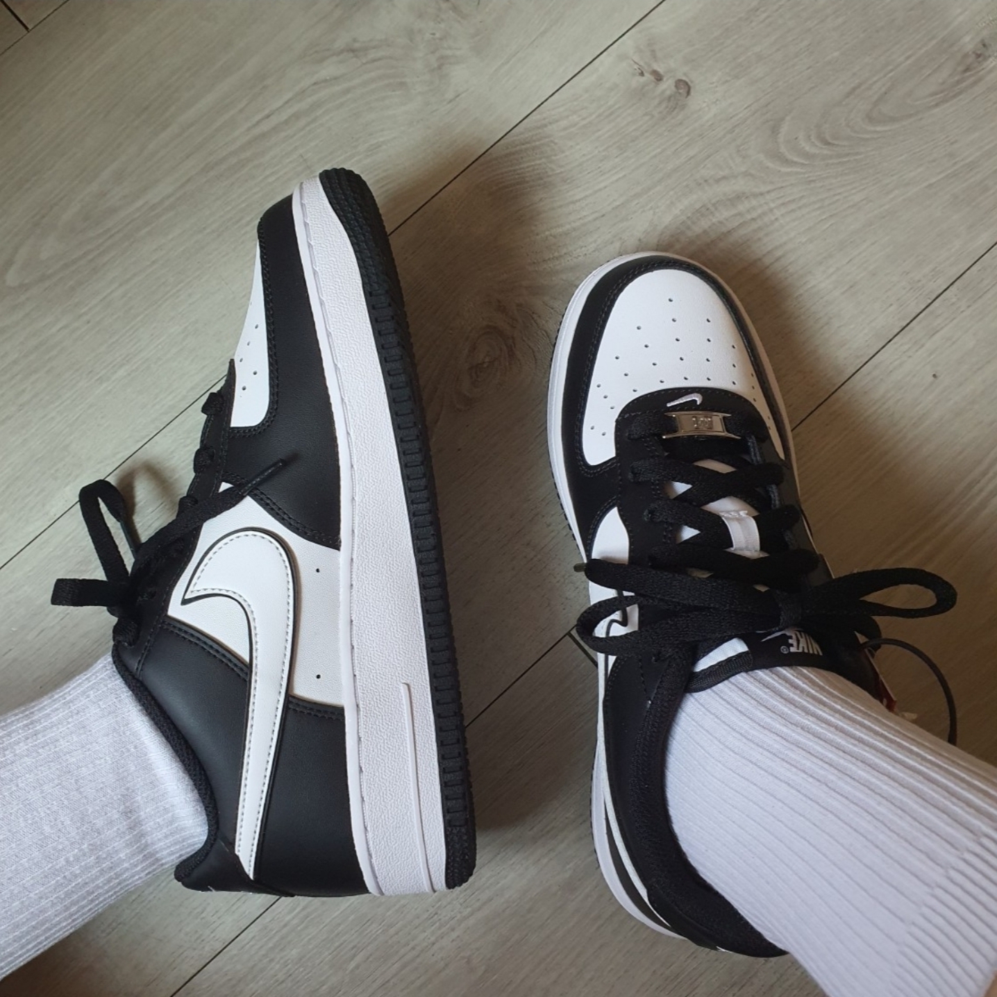 (GS) Nike Air Force 1 LV8 2 Black White 착용 스타일