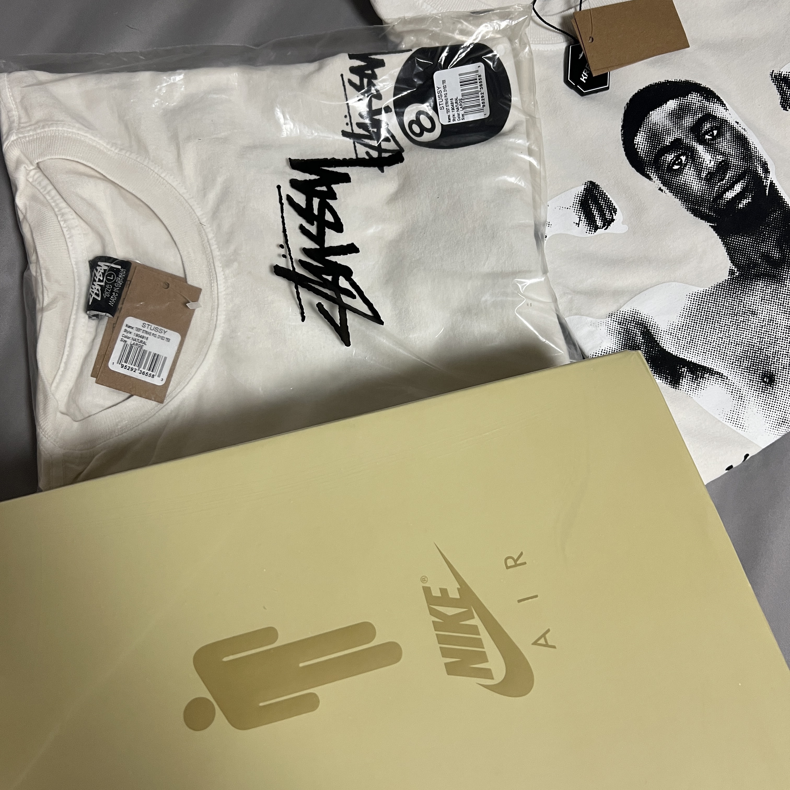 Nike x Billie Eilish Air Force 1 Low '07 SP Sequoia, Stussy Shattered T-Shirt White 착용 스타일 - 1