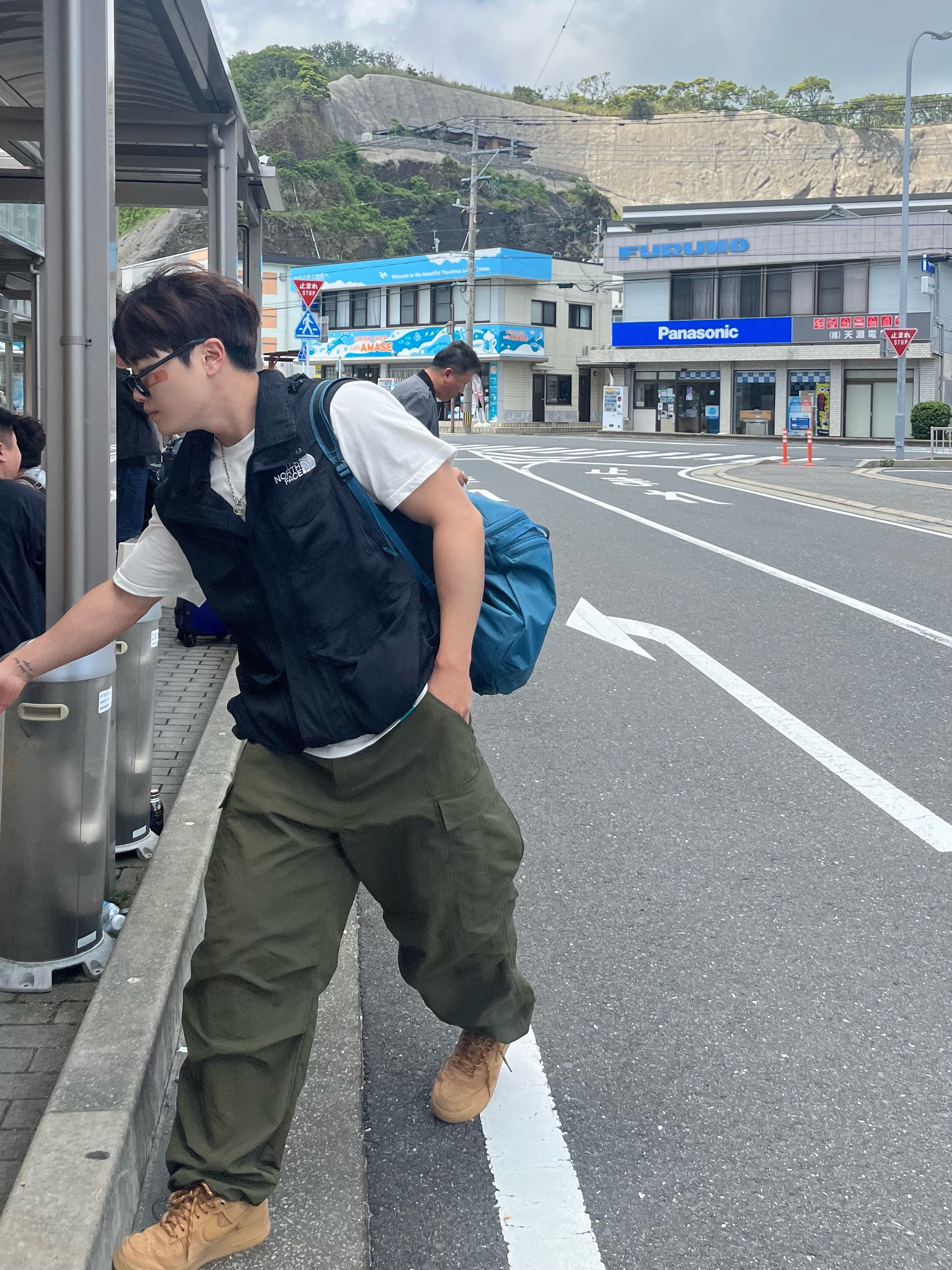 Arc'teryx Heliad 15 Backpack Serene, Supreme x The North Face Trekking Convertible Jacket Black - 22SS 착용 스타일