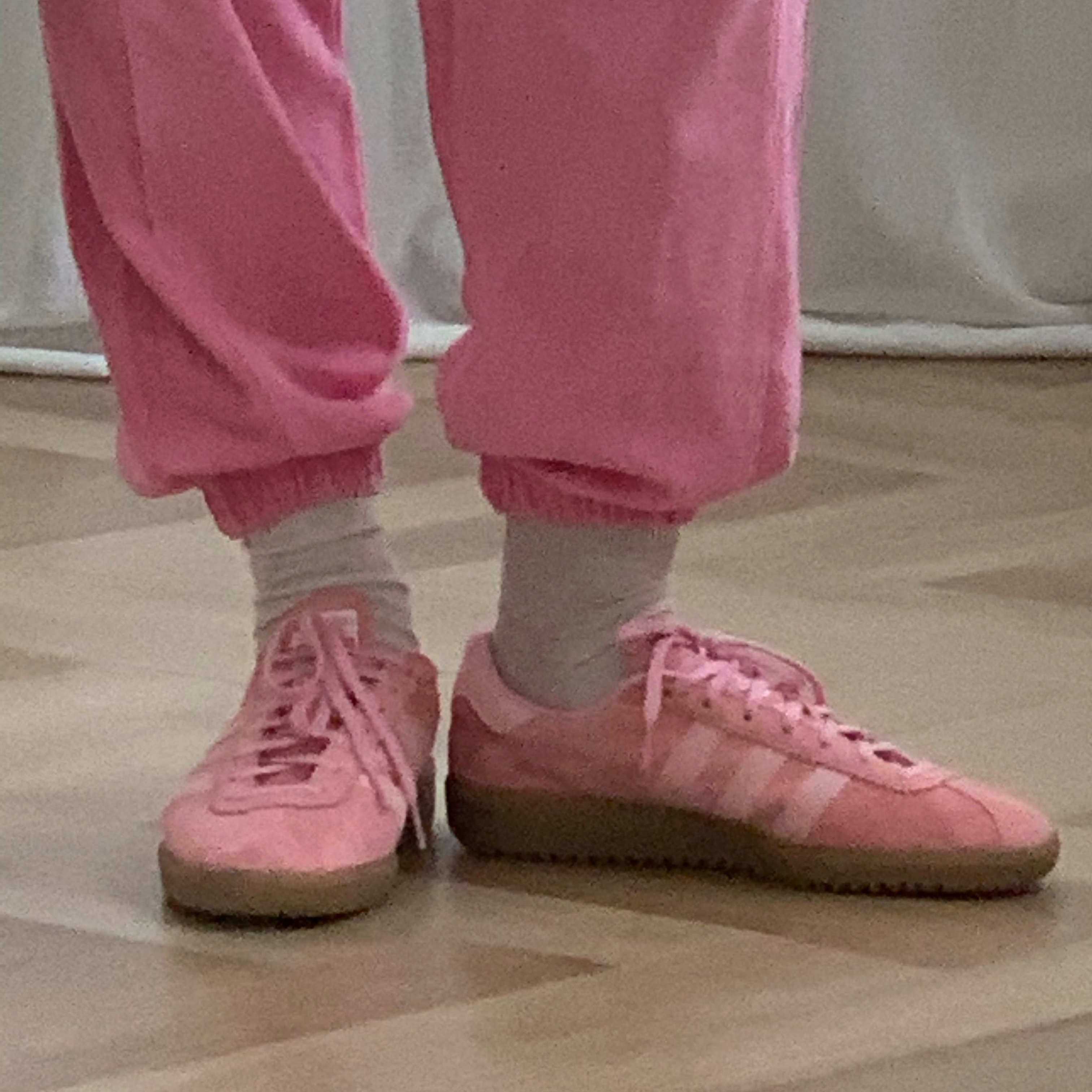 Adidas Bermuda Glow Pink 착용 스타일 - 2