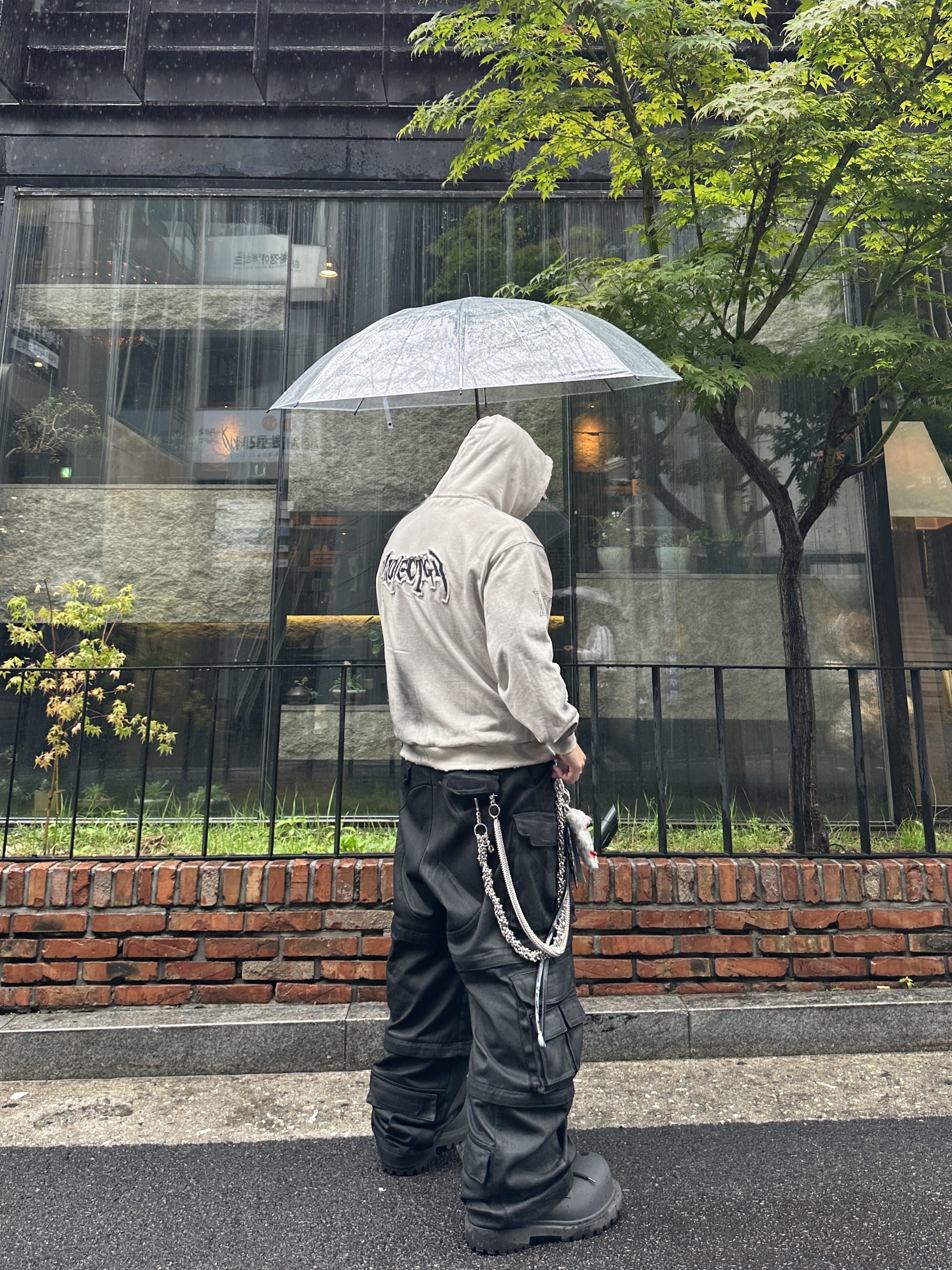 Balenciaga XL Army Boots Full Eva Black, Project G/R Oversized Convertible Cargo Pants Coated Black 착용 스타일 - 4