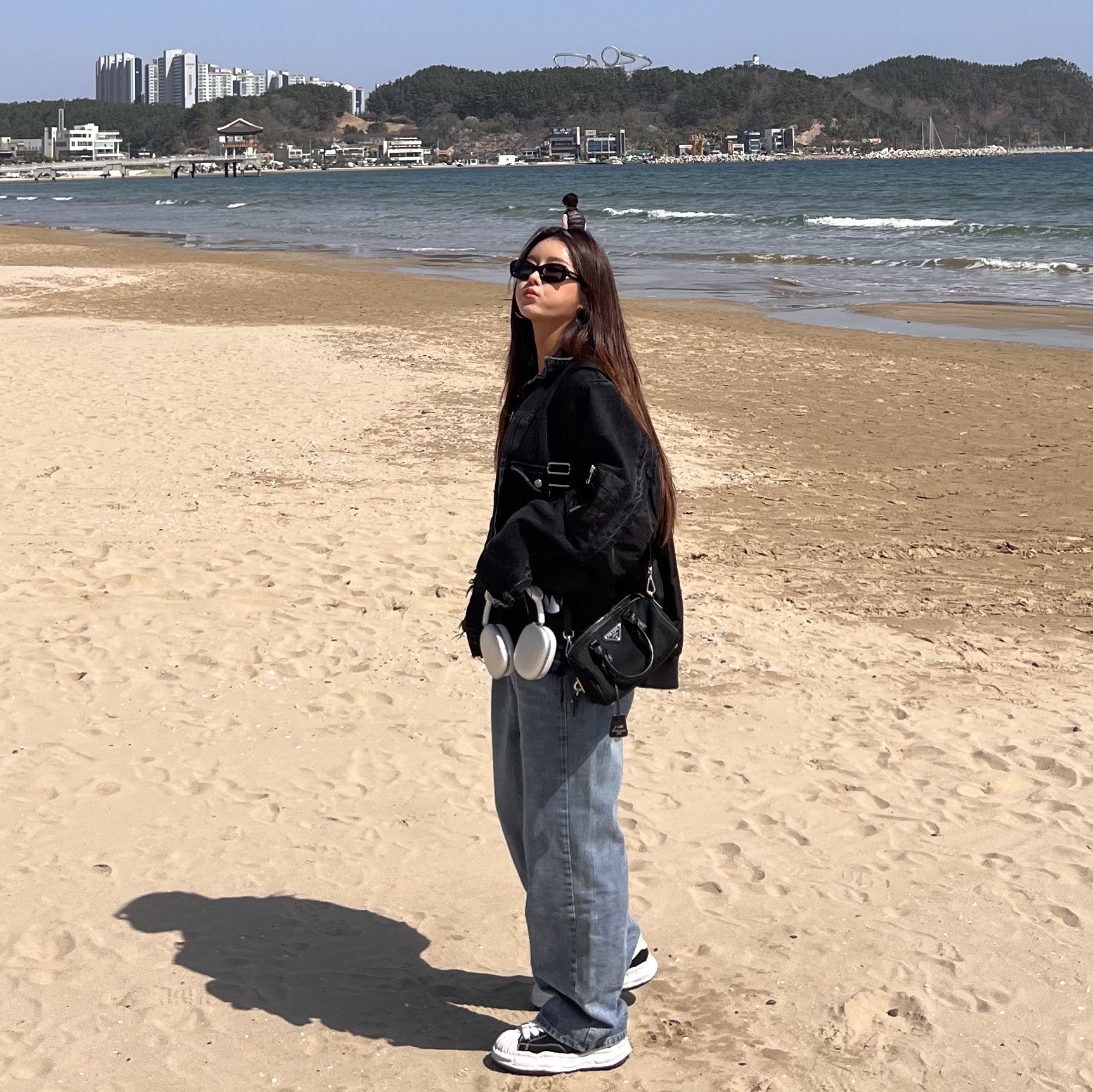 Maison Mihara Yasuhiro Blakey OG Sole Canvas Low-top Sneakers Black White, Apple AirPods Max Lightning Silver (Korean Ver.) 착용 스타일 - 1