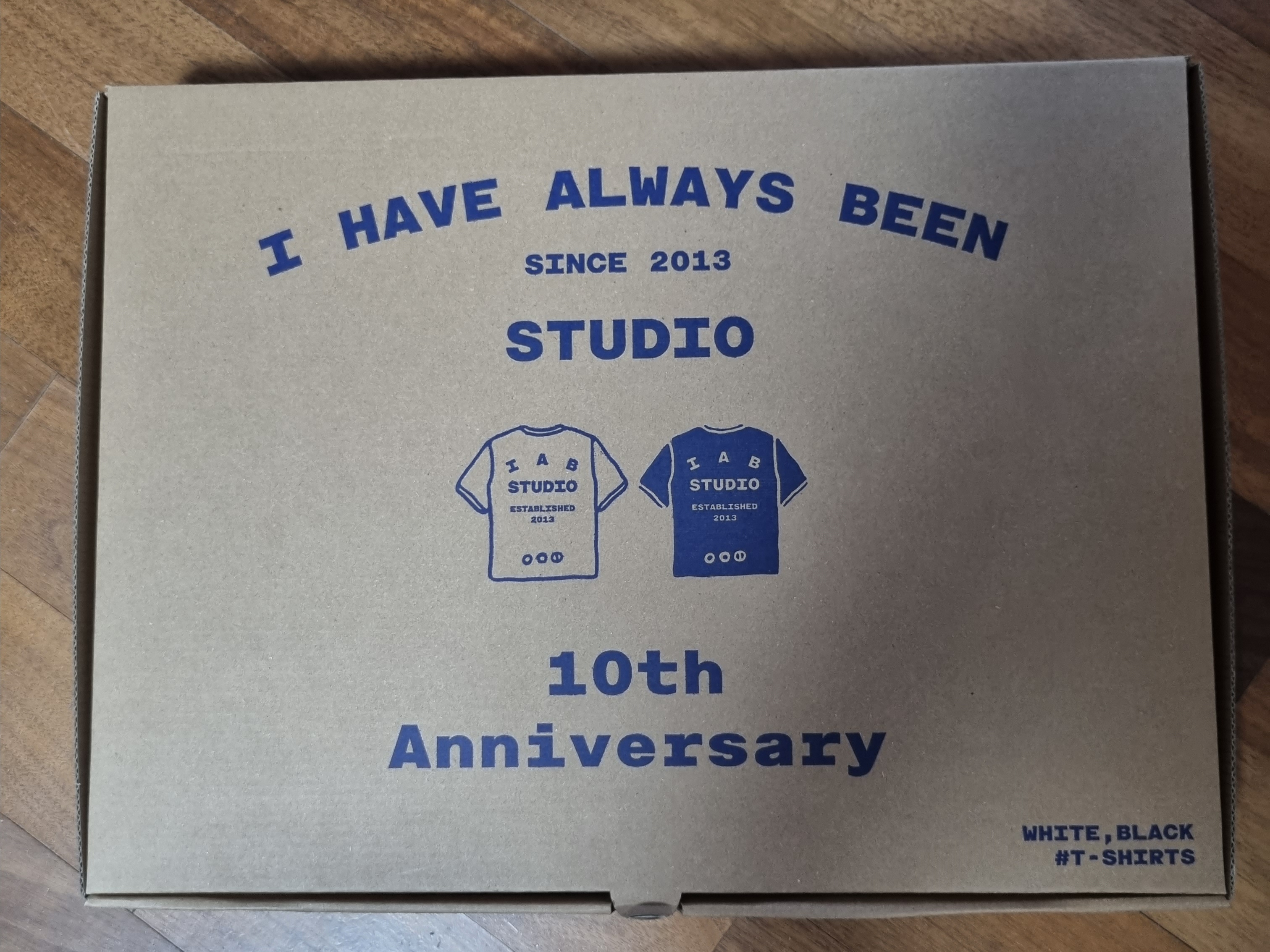 IAB Studio 10th Anniversary T-Shirts Pack White & Black (2 Pack) 착용 스타일