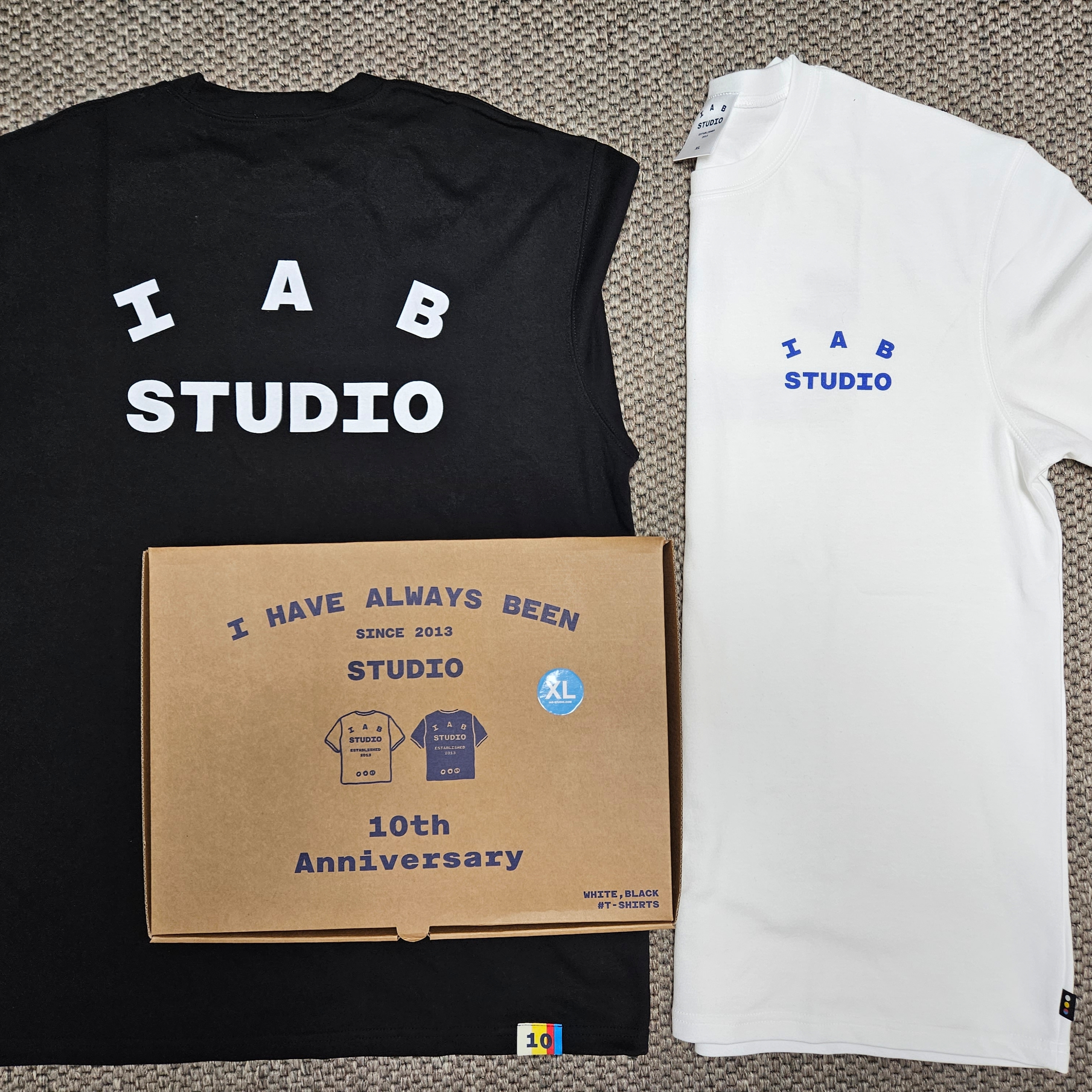 IAB Studio 10th Anniversary T-Shirts Pack White & Black (2 Pack) 착용 스타일