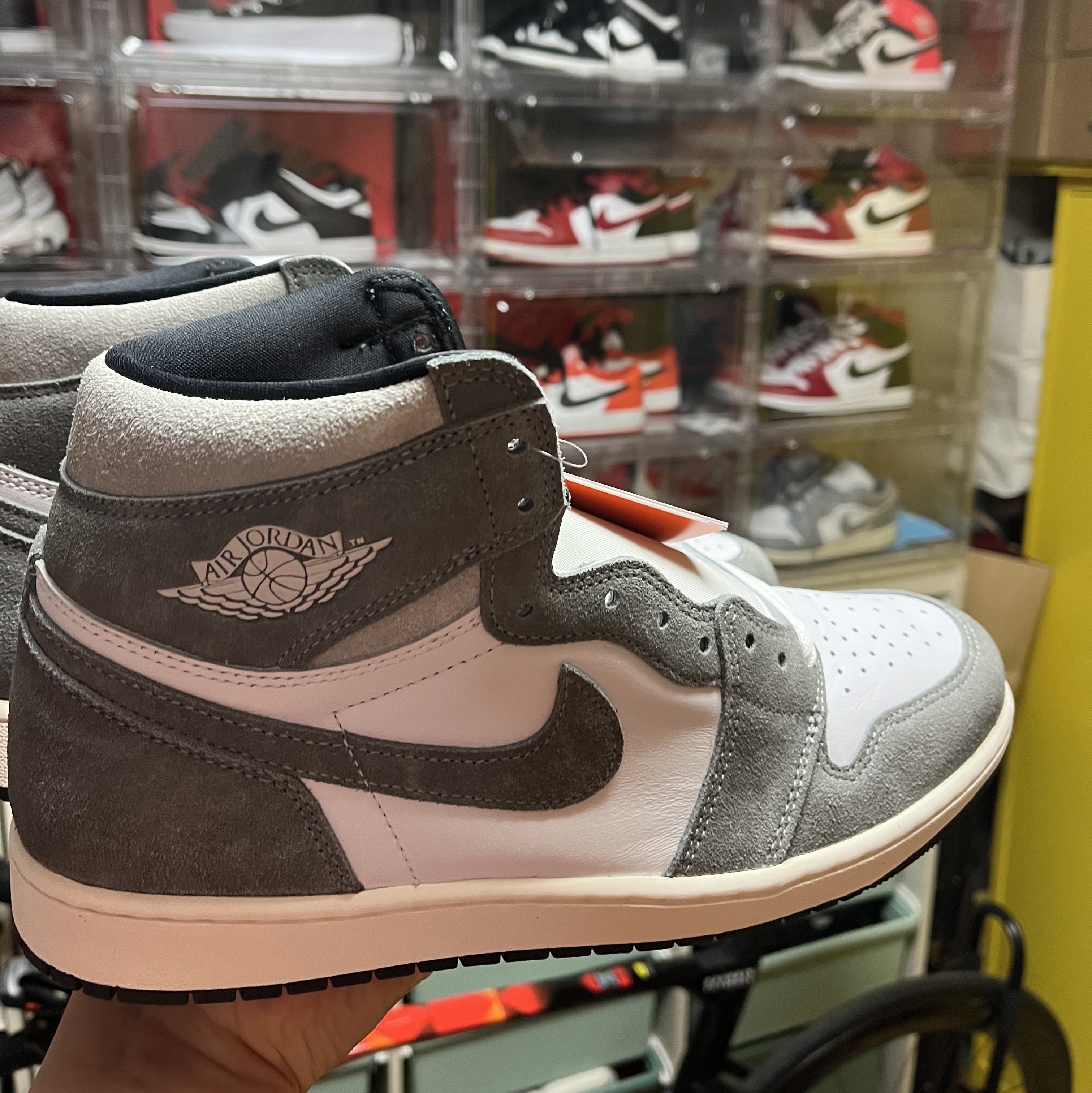 Jordan 1 Retro High OG Black and Smoke Grey 착용 스타일