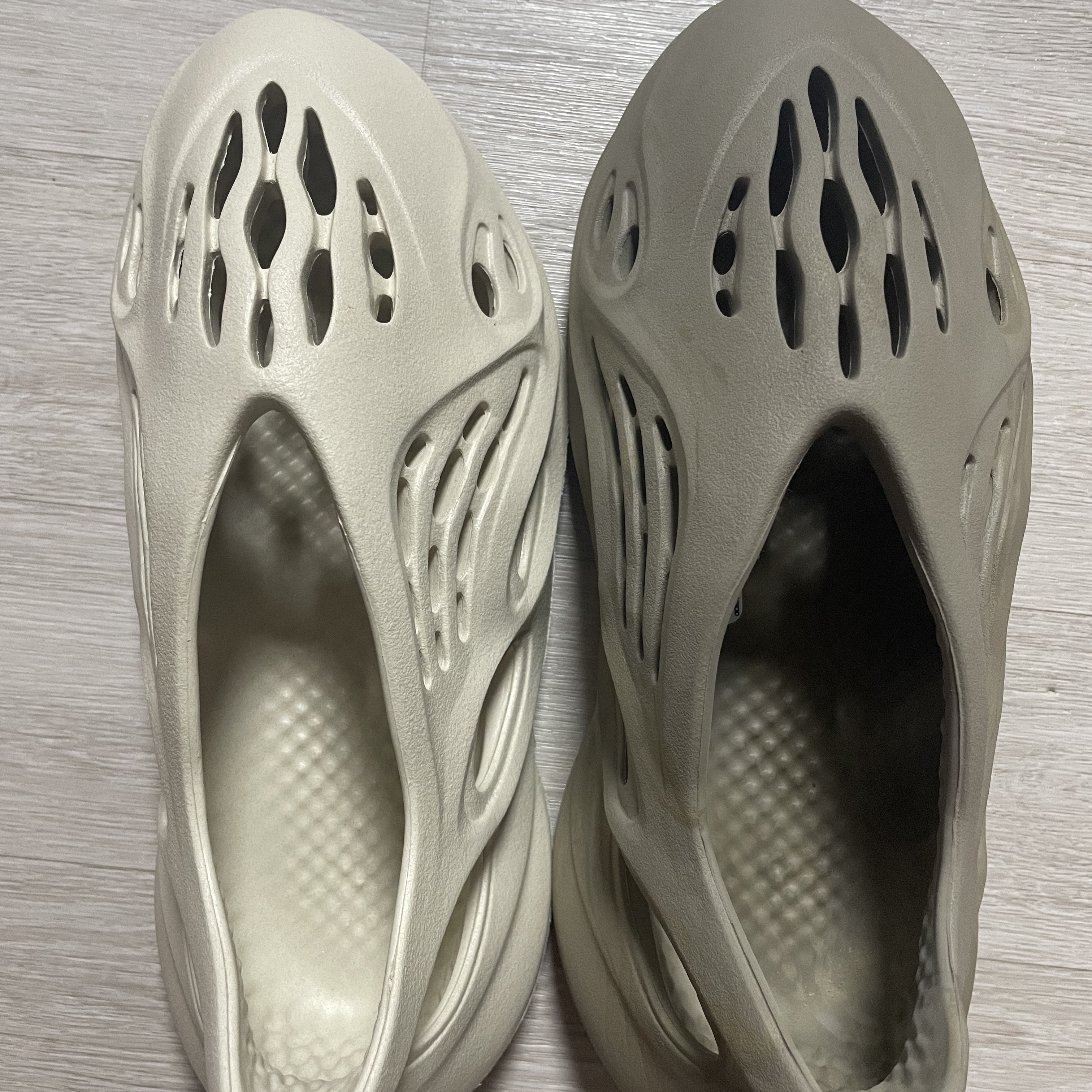 Adidas Yeezy Foam RNNR Sand, Adidas Yeezy Foam RNNR Stone Sage 착용 스타일 - 2
