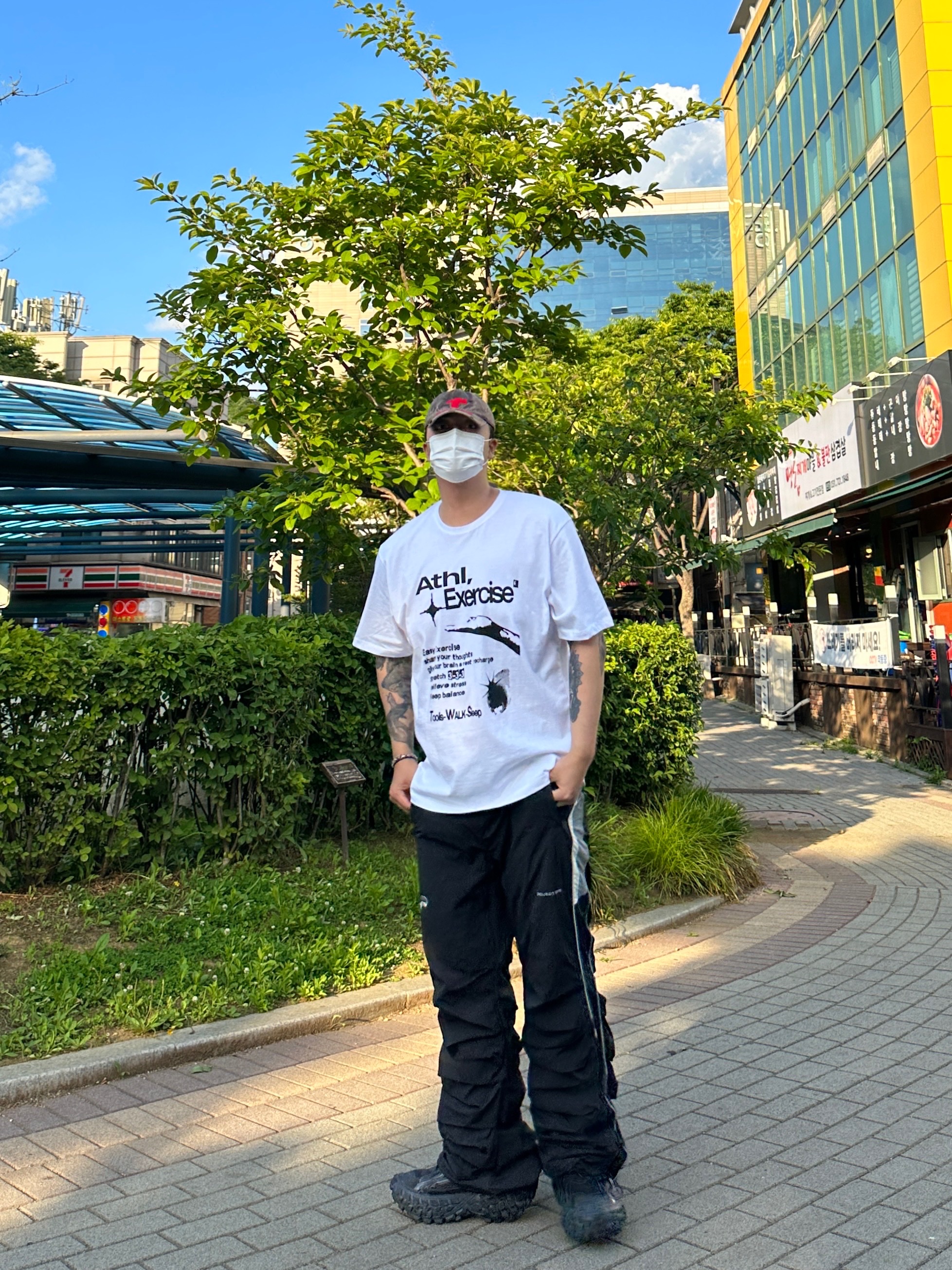 Balenciaga Defender Sneakers Black, Project G/R Pintuck Track Pants Black 착용 스타일 - 1