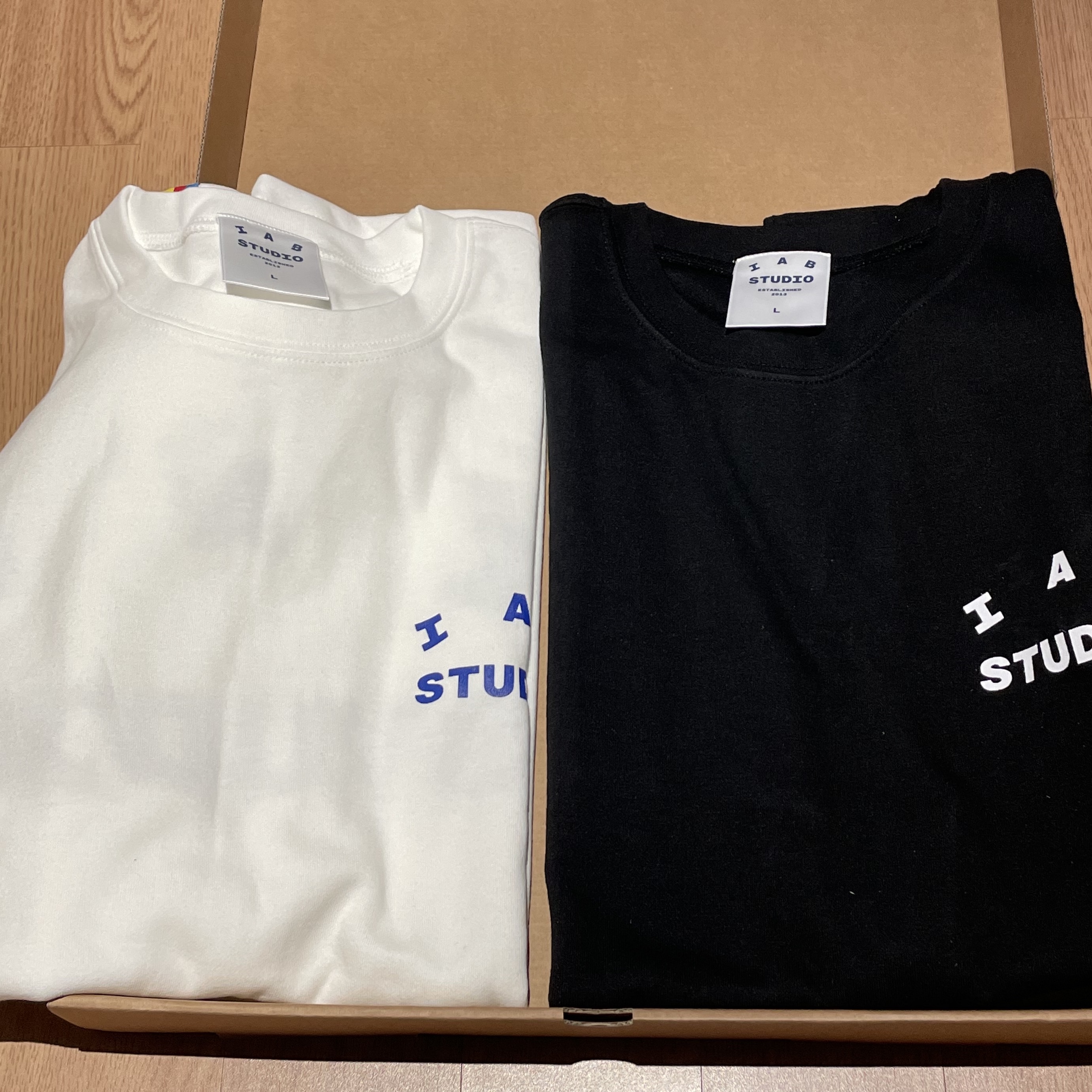 IAB Studio 10th Anniversary T-Shirts Pack White & Black (2 Pack) 착용 스타일 - 2