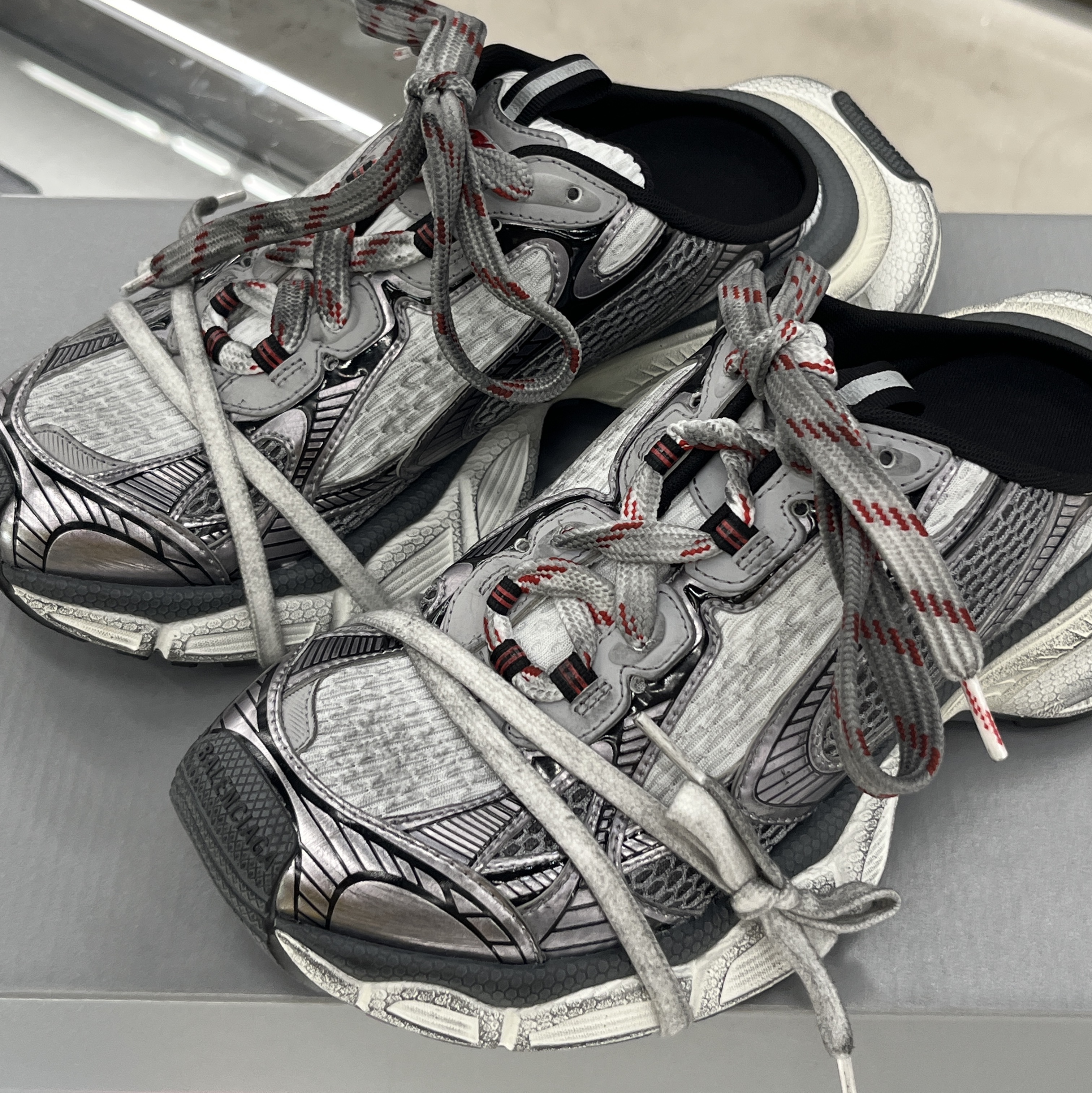 Balenciaga 3XL Mule Grey White Red 착용 스타일 - 3