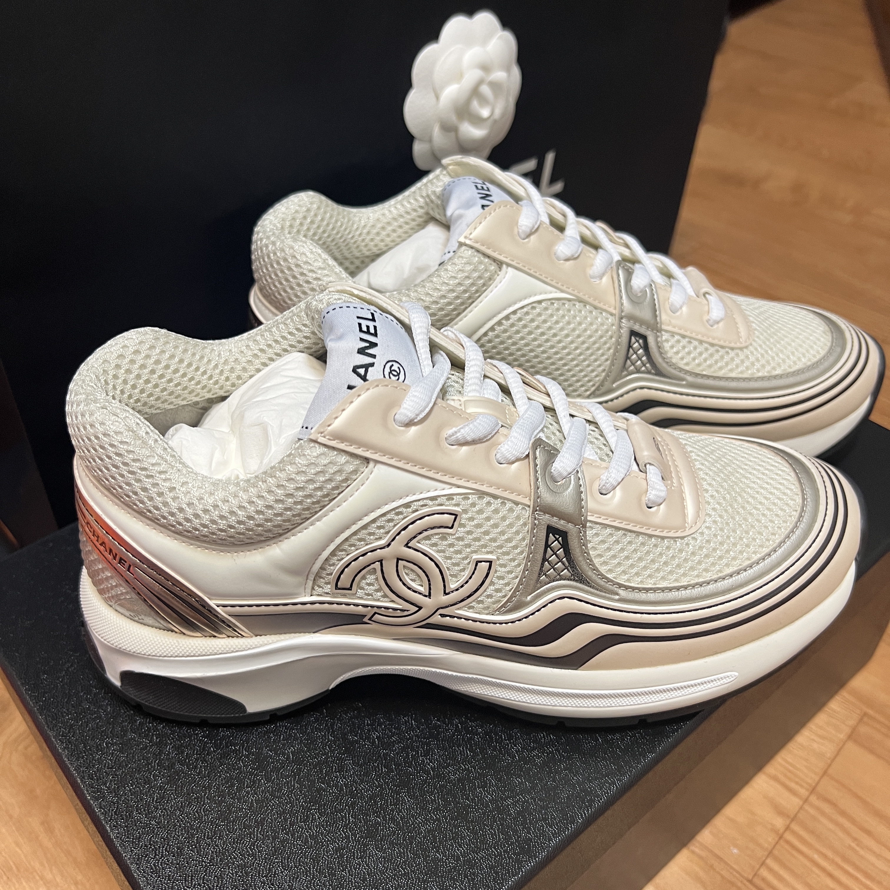 (W) Chanel Sneakers Fabric Laminated & Ivory White Silver 착용 스타일