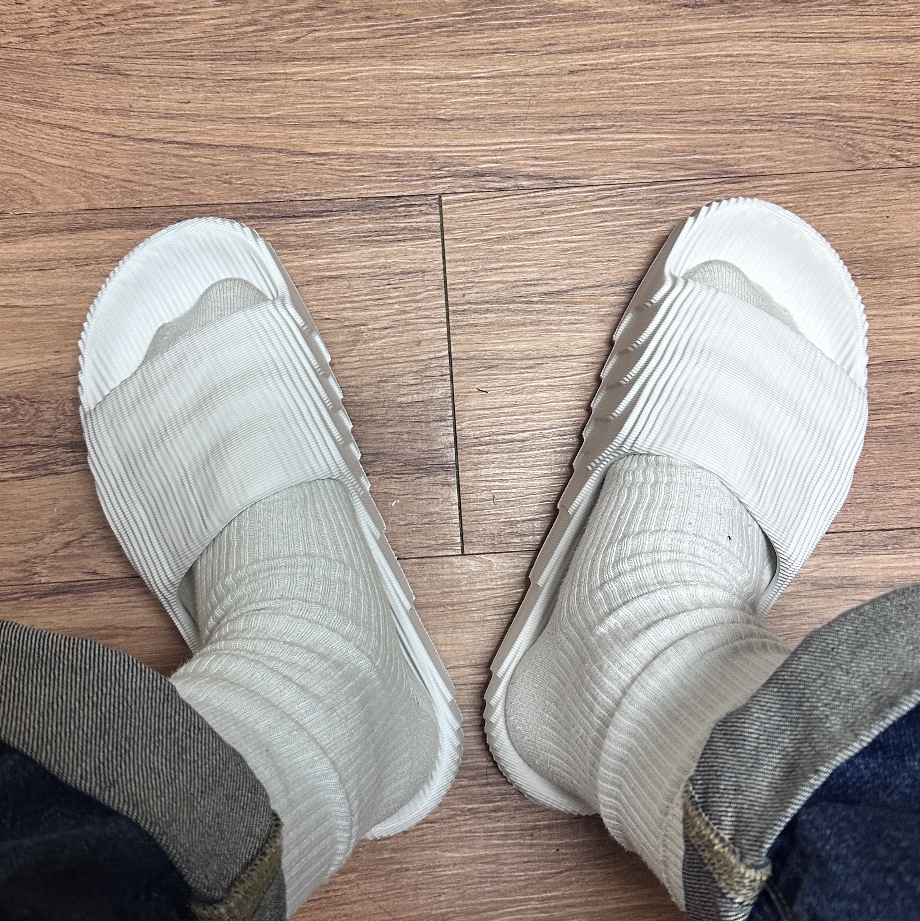 Adidas Adilette 22 Crystal White 착용 스타일