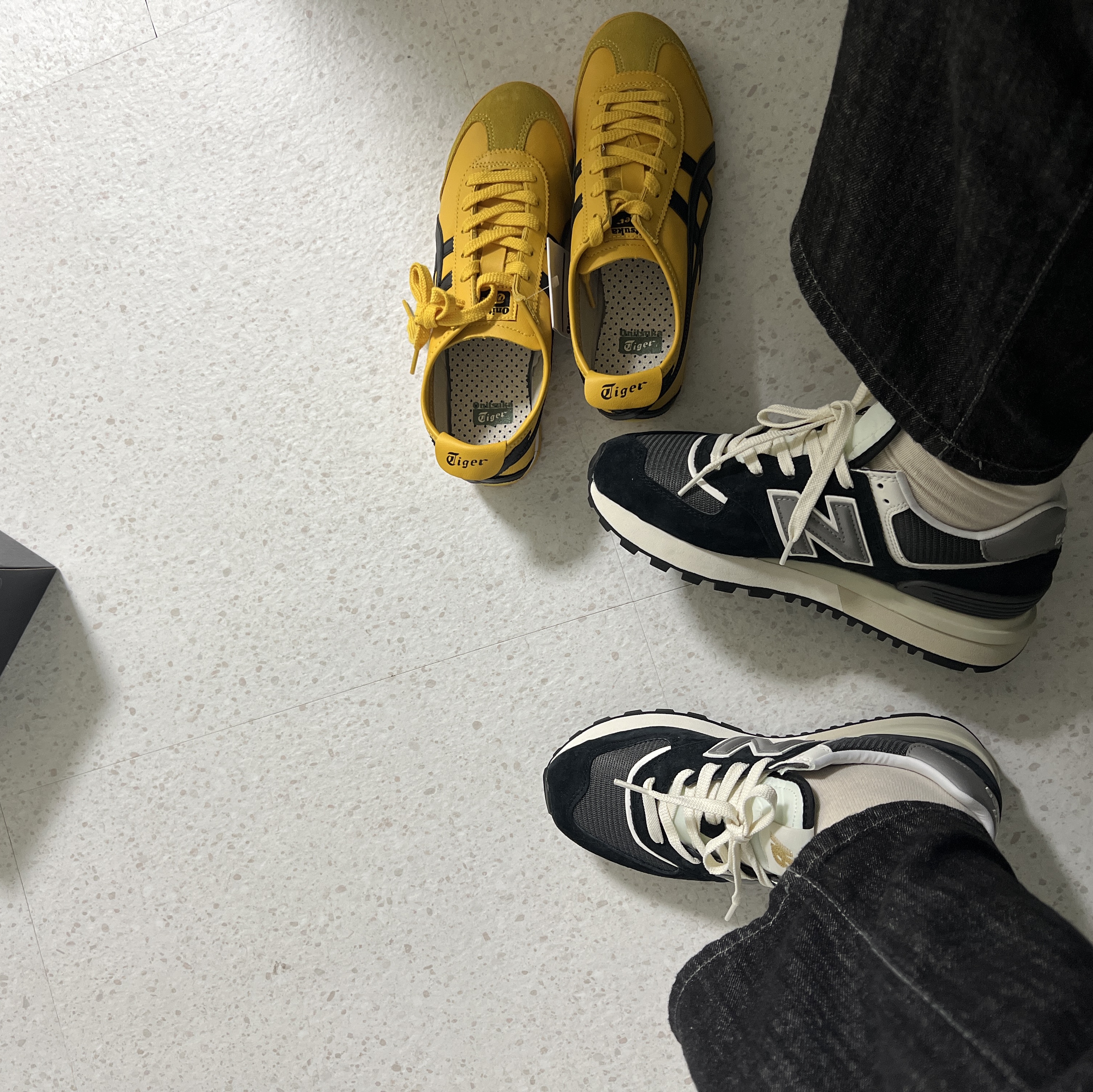 New Balance 574 Legacy Black, Onitsuka Tiger Mexico 66 Yellow Black 착용 스타일