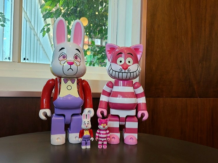 Bearbrick Nyabrick Disney Alice in Wonderland Cheshire Cat 400%, Bearbrick Disney Alice in Wonderland White Rabbit 400% 착용 스타일