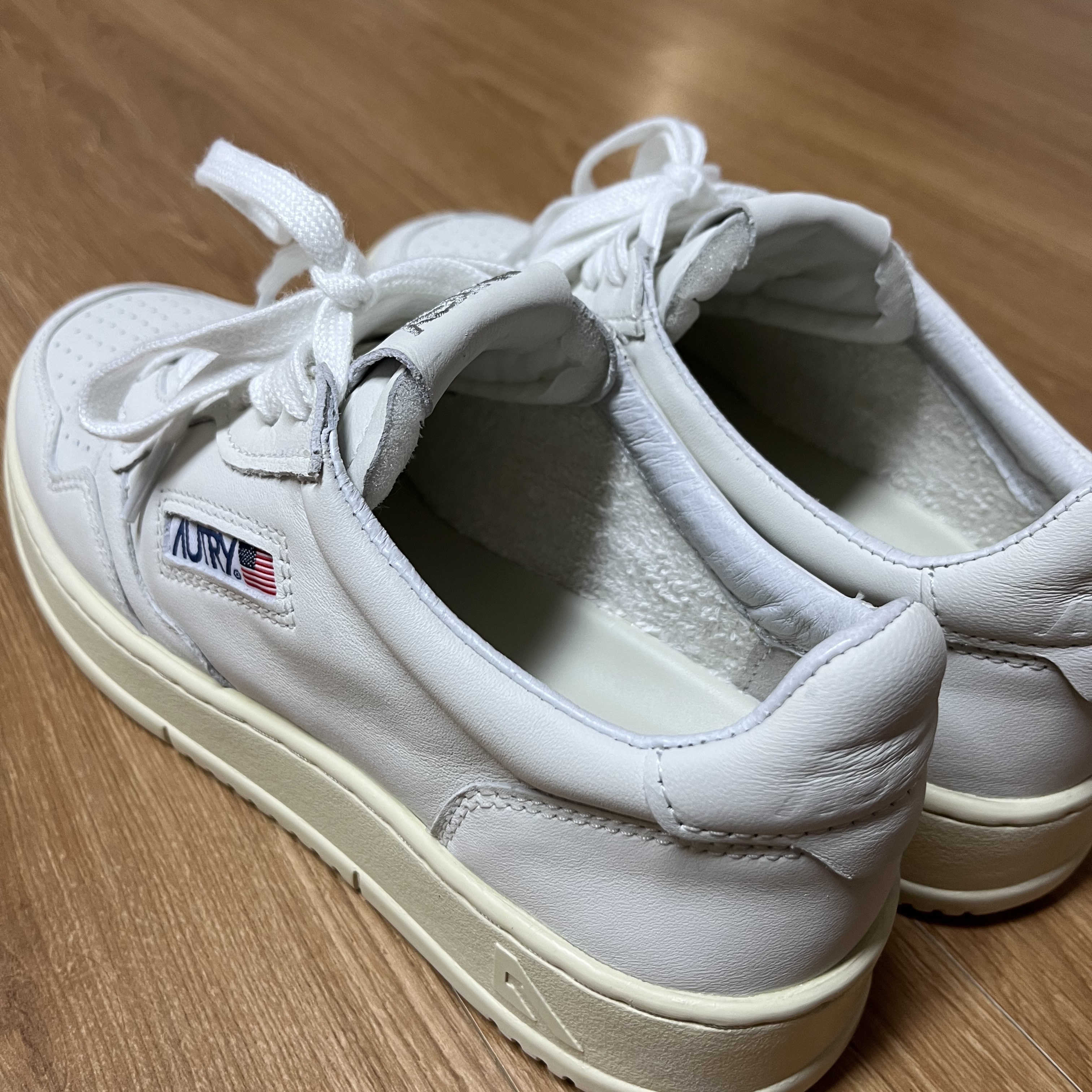 Autry Medalist Low Goatskin Sneakers White 착용 스타일 - 1