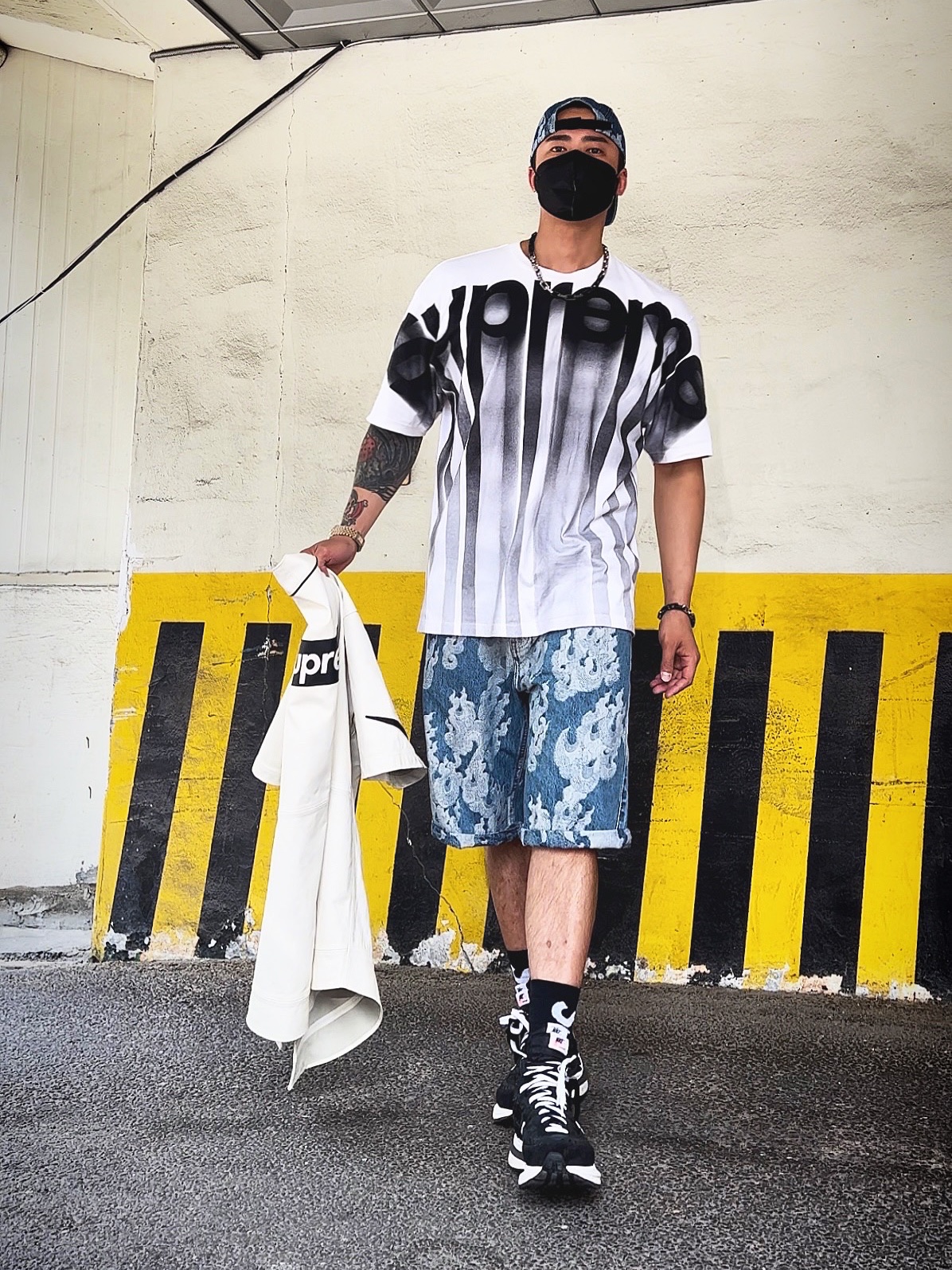 Supreme Flames Jacquard Denim Camp Cap Washed Indigo - 23SS, Supreme Flames Jacquard Baggy Denim Shorts Washed Indigo - 23SS 착용 스타일 - 1