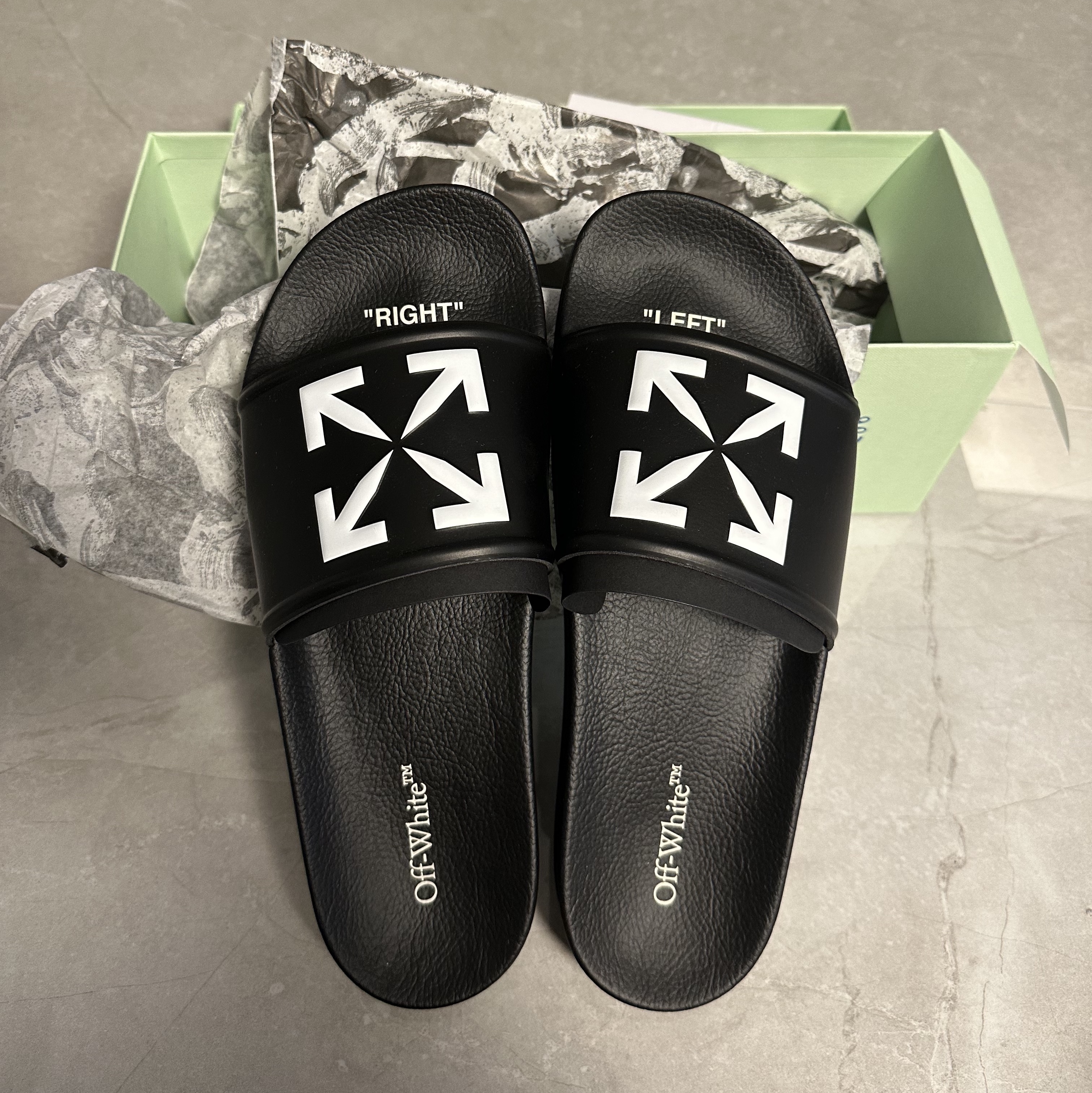 Off-White Arrow Pool Slider Black White 착용 스타일 - 1
