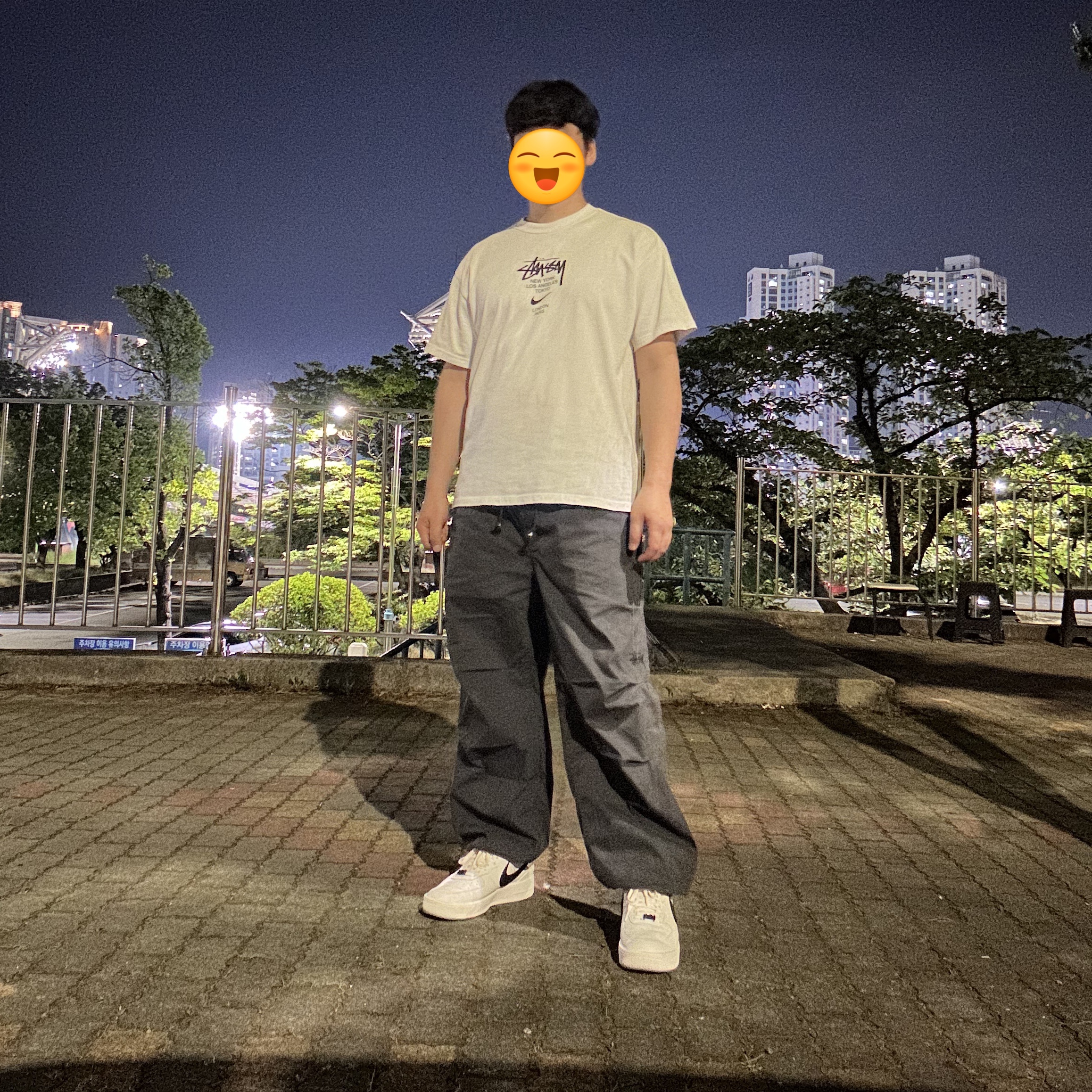Stussy Nyco Over Trousers Washed Black, Nike x Stussy WT T-Shirt White - US/EU 착용 스타일