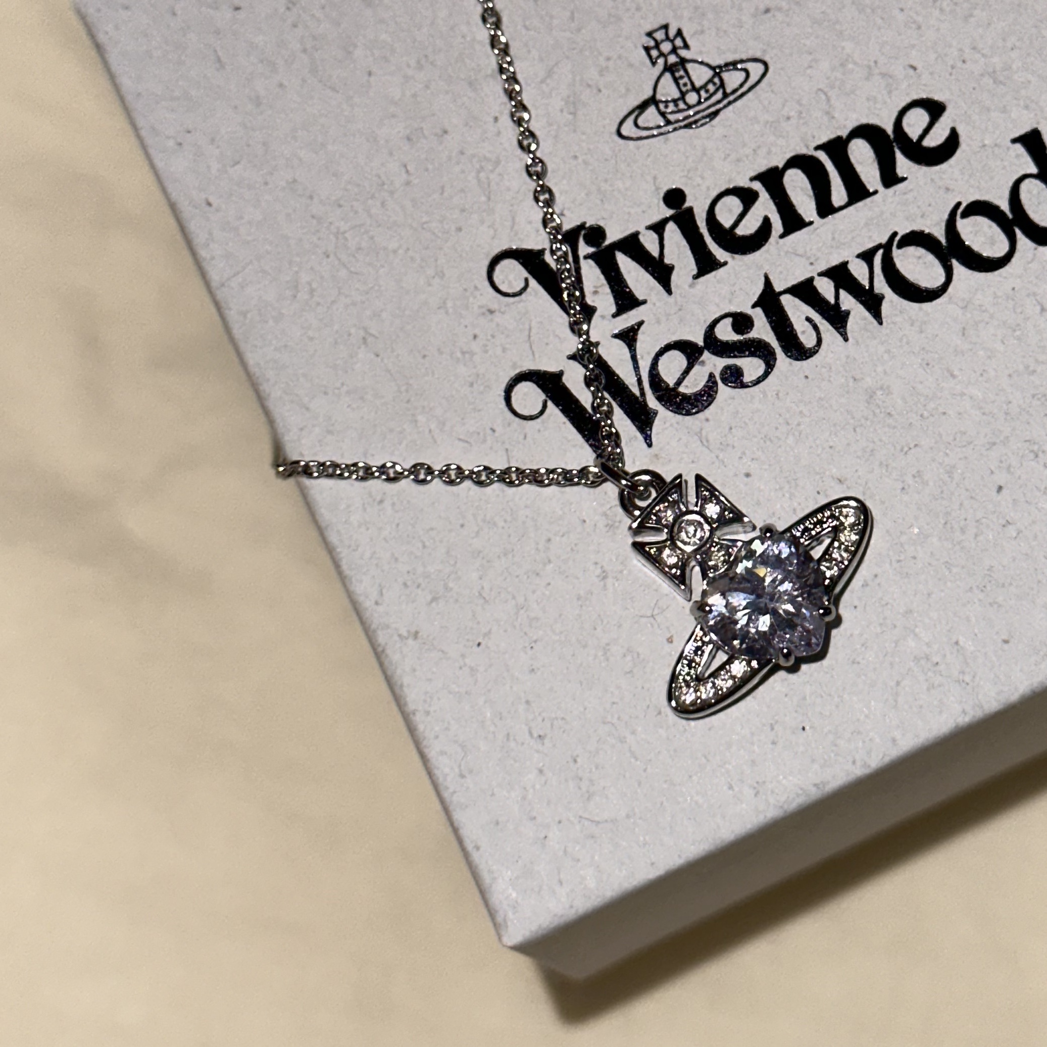 Vivienne Westwood Ariella Pendant Platinum 착용 스타일 - 2