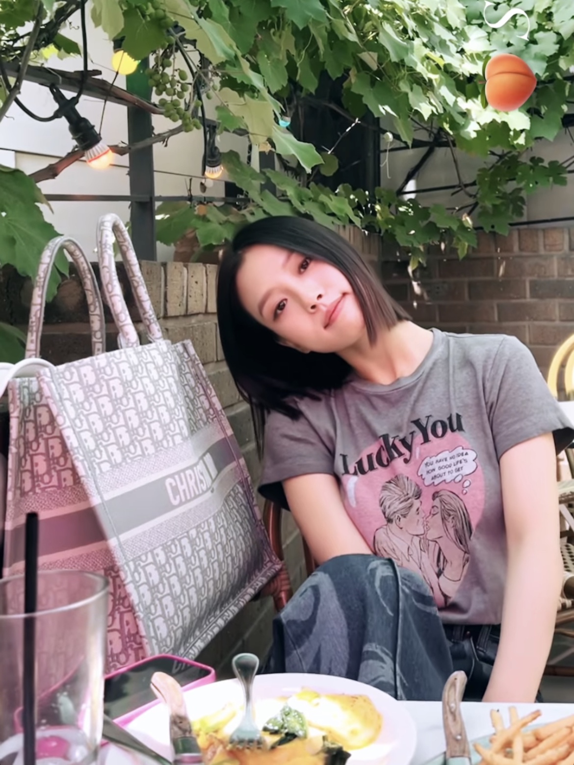 Dior Large Book Tote Grey Dior Oblique Embroidery 착용 스타일