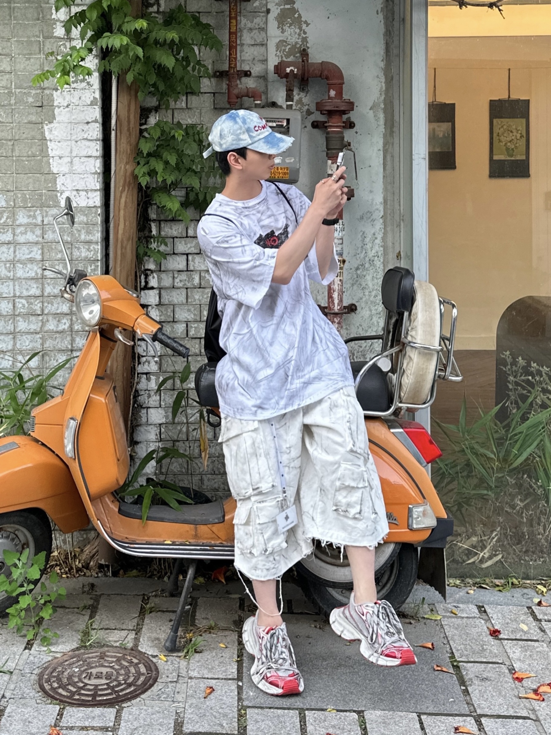 Nos Couleurs No Comment Cap Denim, Nos Couleurs No Comment T-Shirt White 착용 스타일 - 3