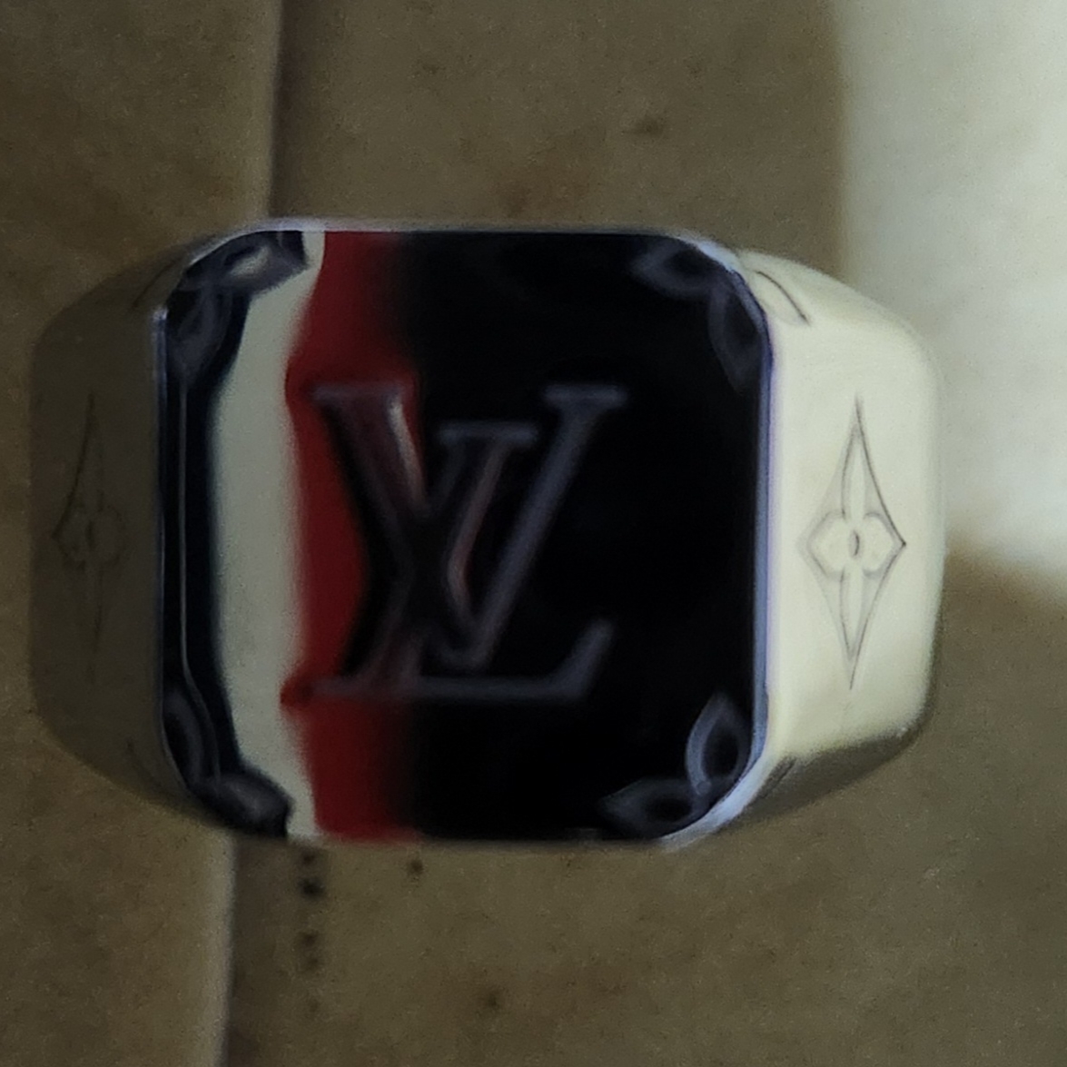 Louis Vuitton Monogram Signet Ring Palladium 착용 스타일 - 3