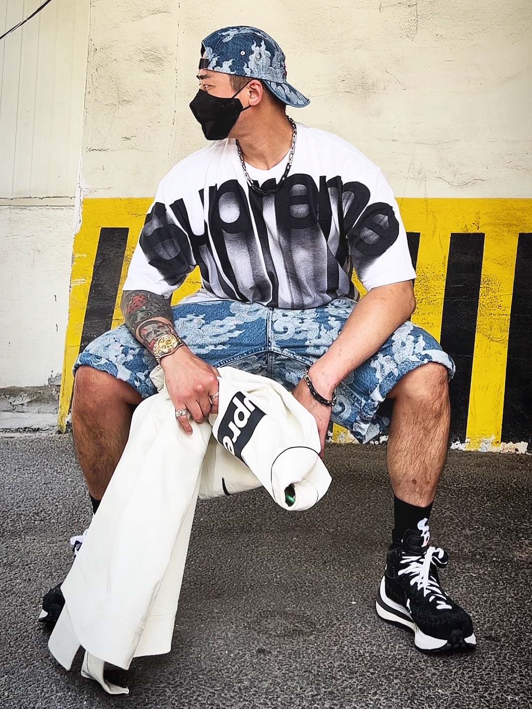 Supreme Flames Jacquard Denim Camp Cap Washed Indigo - 23SS, Supreme Flames Jacquard Baggy Denim Shorts Washed Indigo - 23SS 착용 스타일 - 4