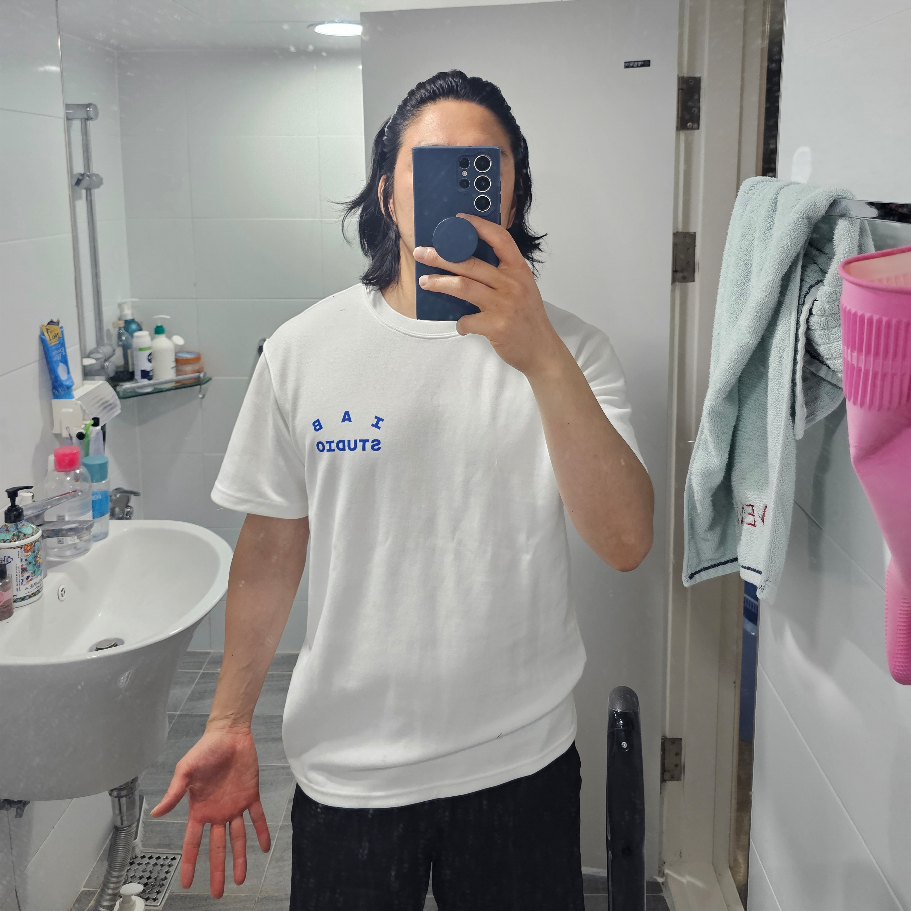 IAB Studio 10th Anniversary T-Shirts Pack White & Black (2 Pack) 착용 스타일 - 1