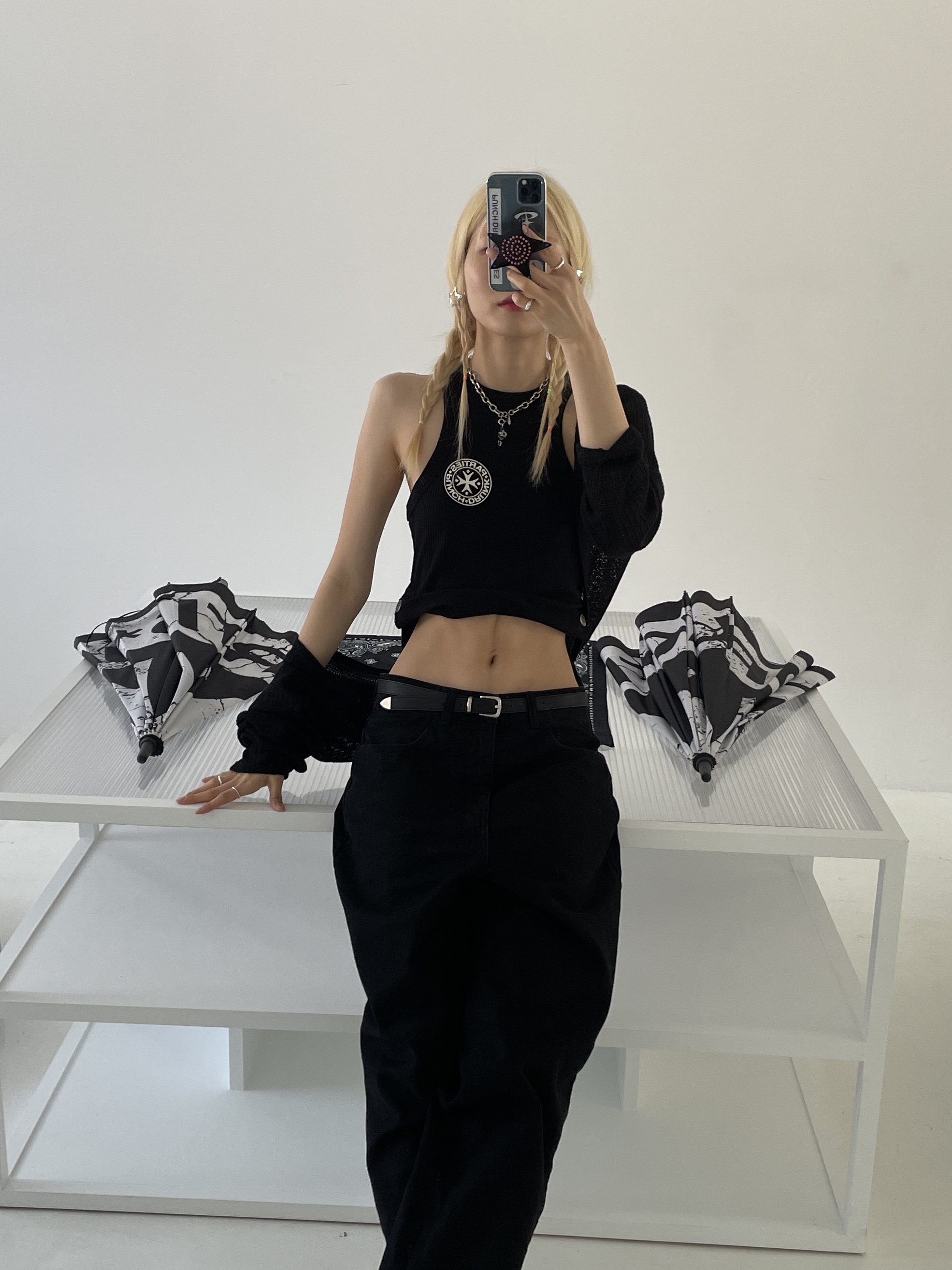 Punch Drunk Parties Mother's Worry Tank Top Black, Punch Drunk Parties Misfits Jeans Pitch Black 착용 스타일