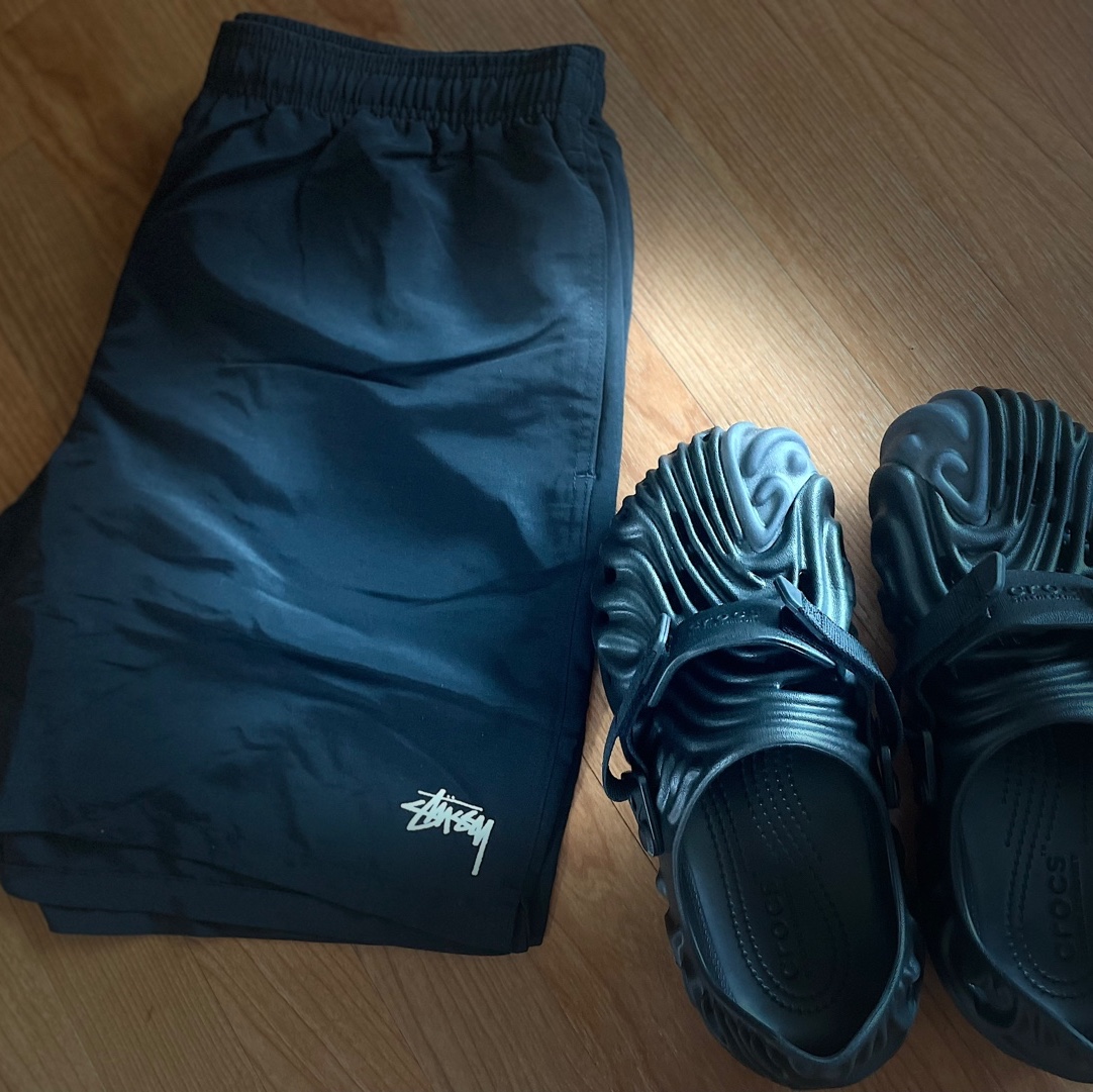 Crocs x Salehe Bembury Pollex Clog Sasquatch, Stussy Stock Water Shorts Black 착용 스타일