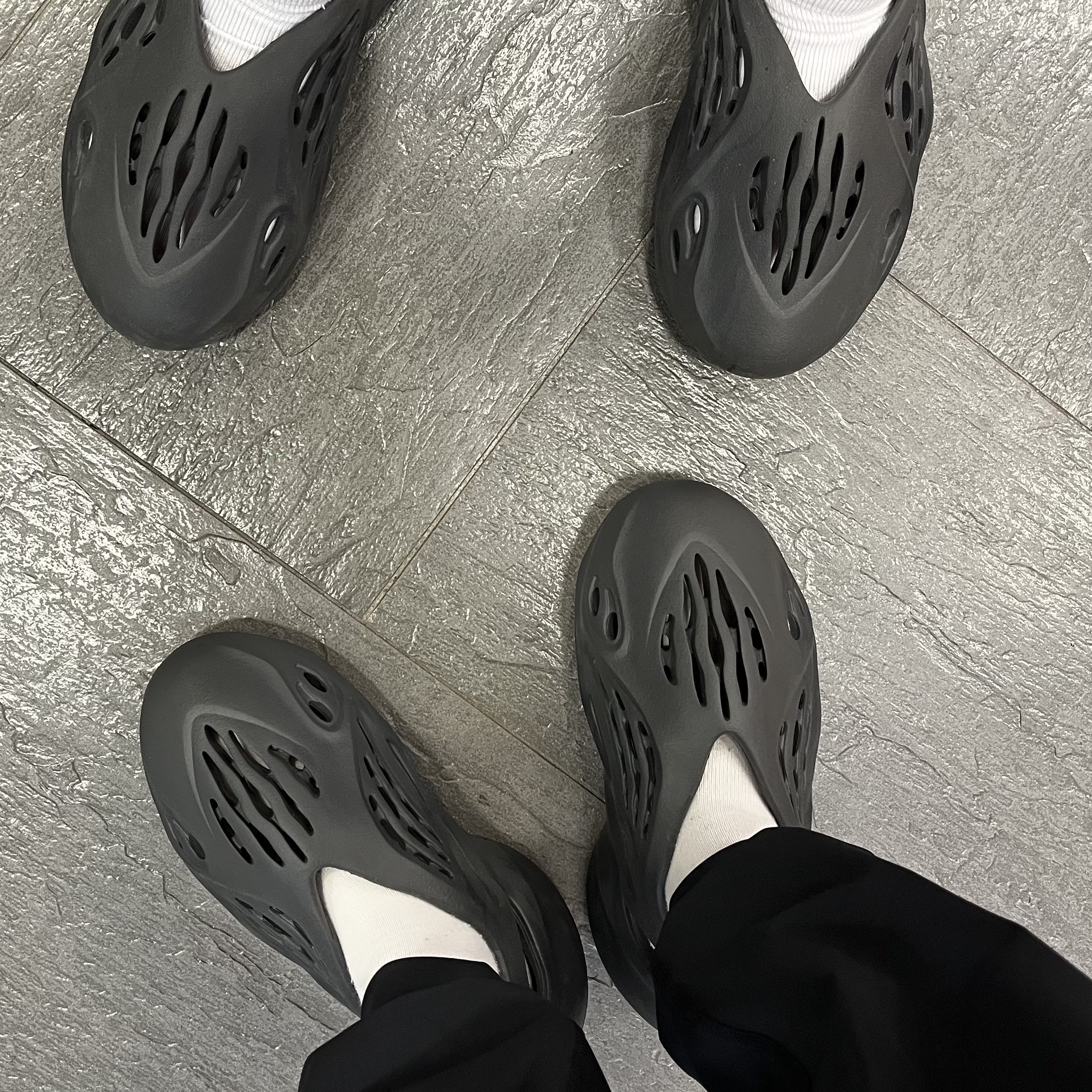 Adidas Yeezy Foam RNNR Onyx 착용 스타일