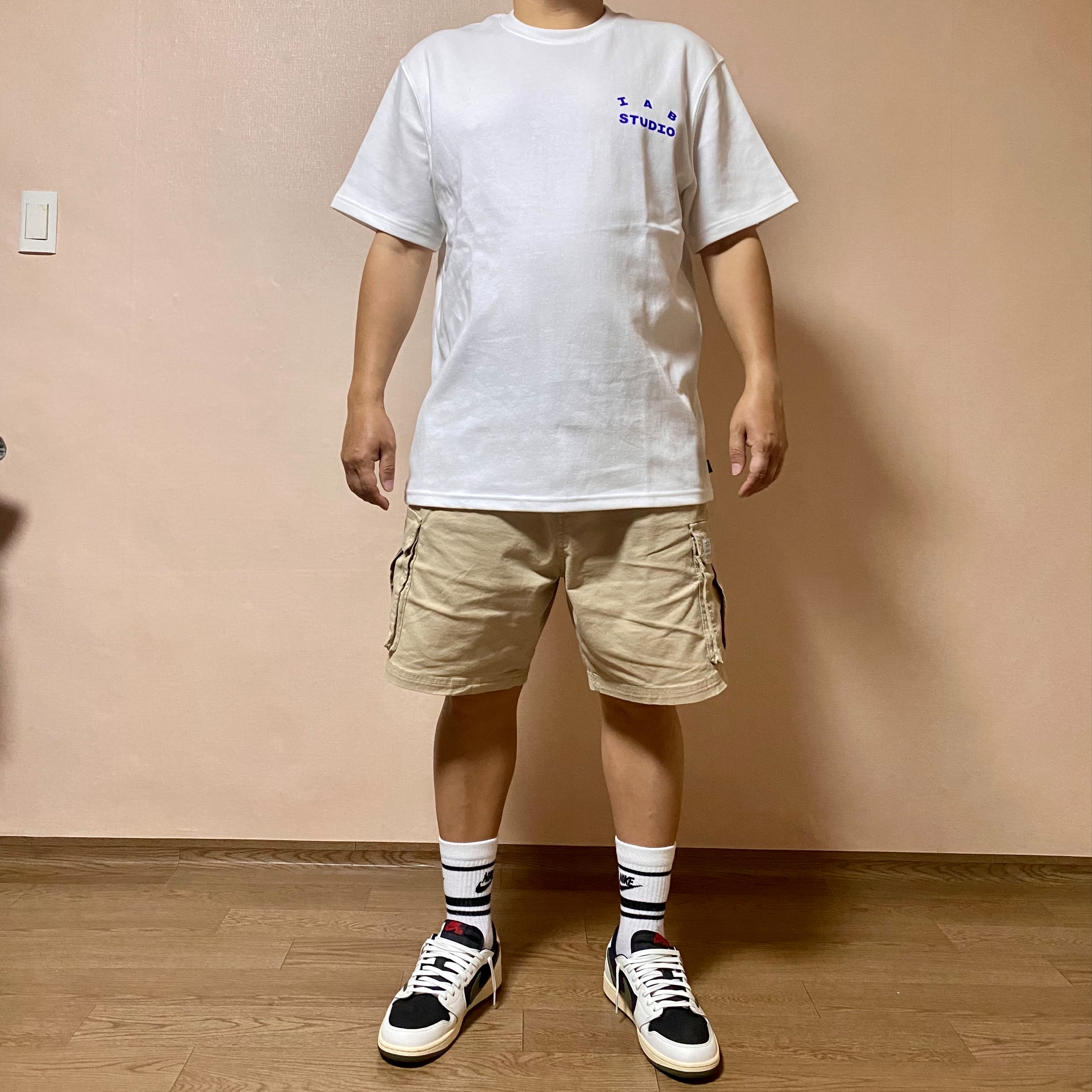 IAB Studio 10th Anniversary T-Shirts Pack White & Black (2 Pack), (W) Jordan 1 x Travis Scott Retro Low OG SP Medium Olive 착용 스타일 - 1
