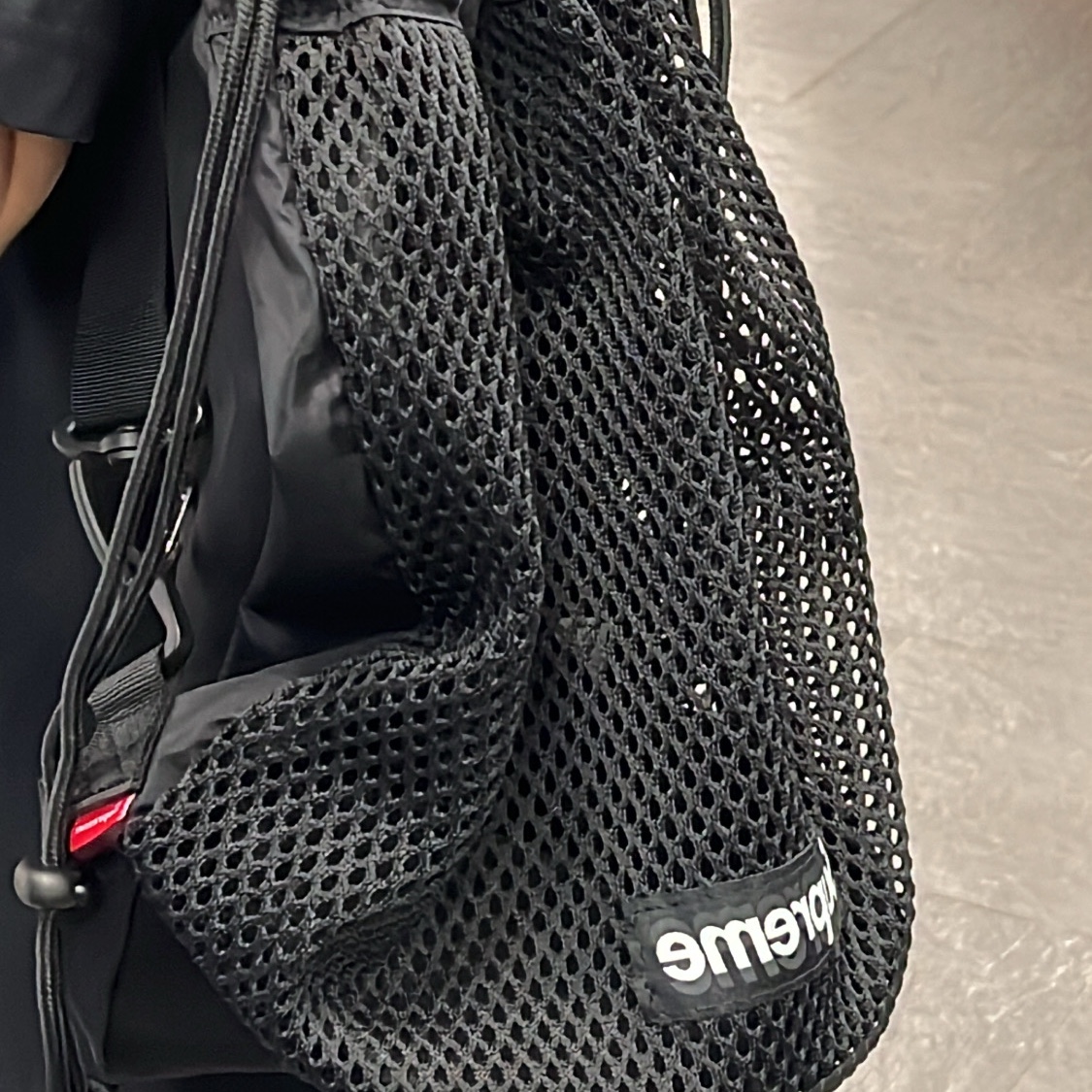 Supreme Mesh Small Backpack Black - 23SS 착용 스타일
