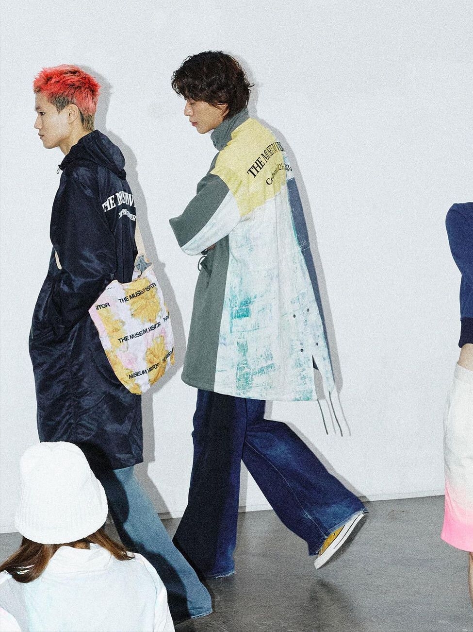 The Museum Visitor Curved Zipper Long Coat Black -23PS, The Museum Visitor 2023 Flower Tote Bag -23PS 착용 스타일