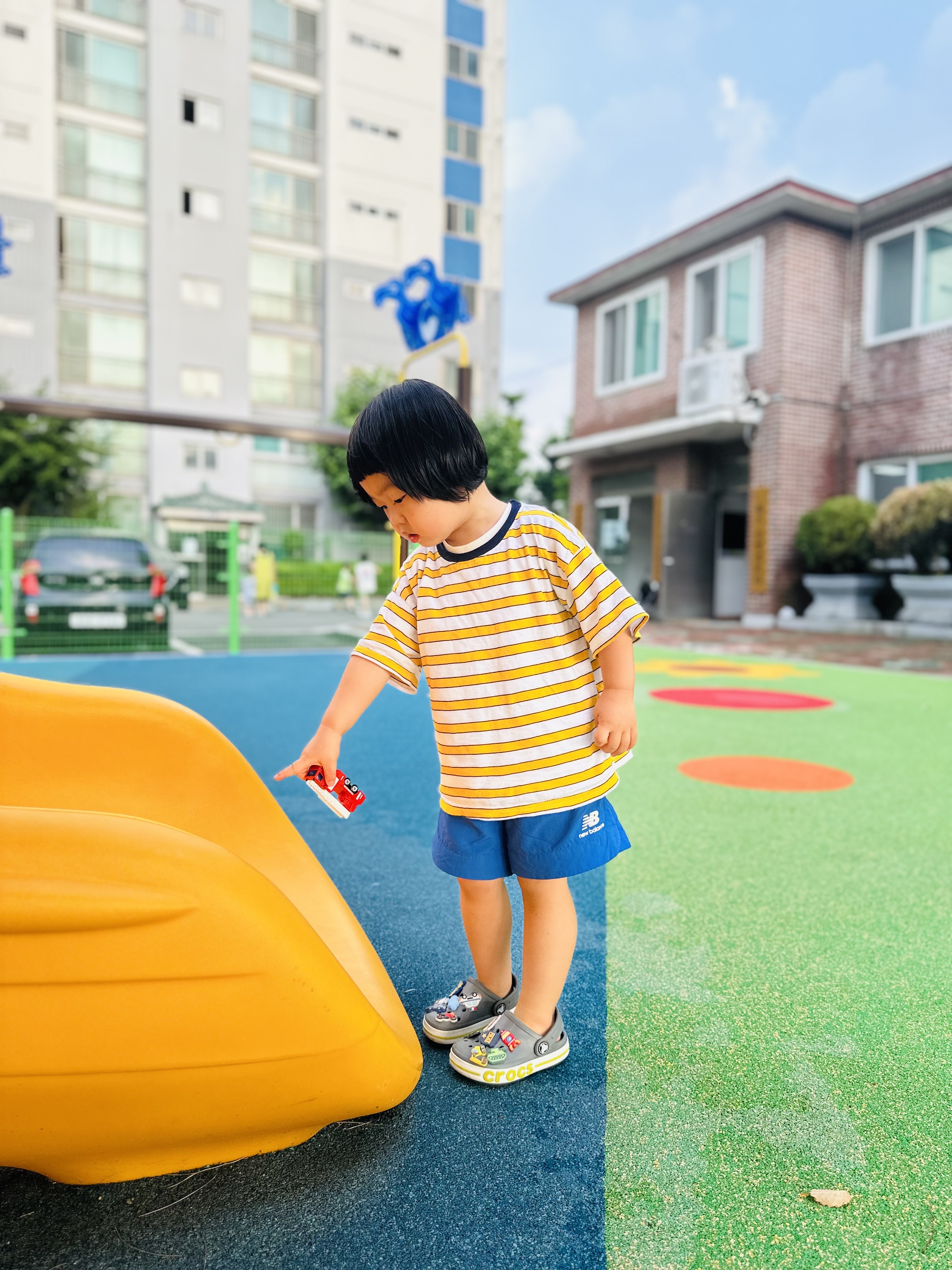 (Kids) Crocs Bayaband Clog Slate Grey Lime Punch 착용 스타일 - 2