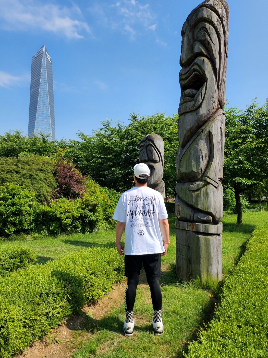 Nike x Drake Nocta NRG LU L91 Cap White, Stussy Modern Age T-Shirt White 착용 스타일