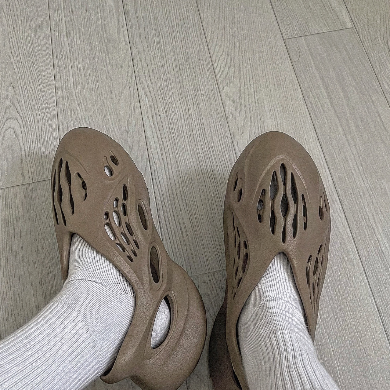 Adidas Yeezy Foam RNNR Clay Taupe 착용 스타일 - 3