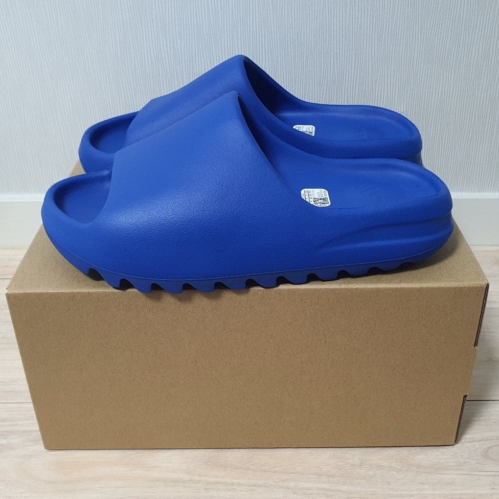 Adidas Yeezy Slide Azure 착용 스타일