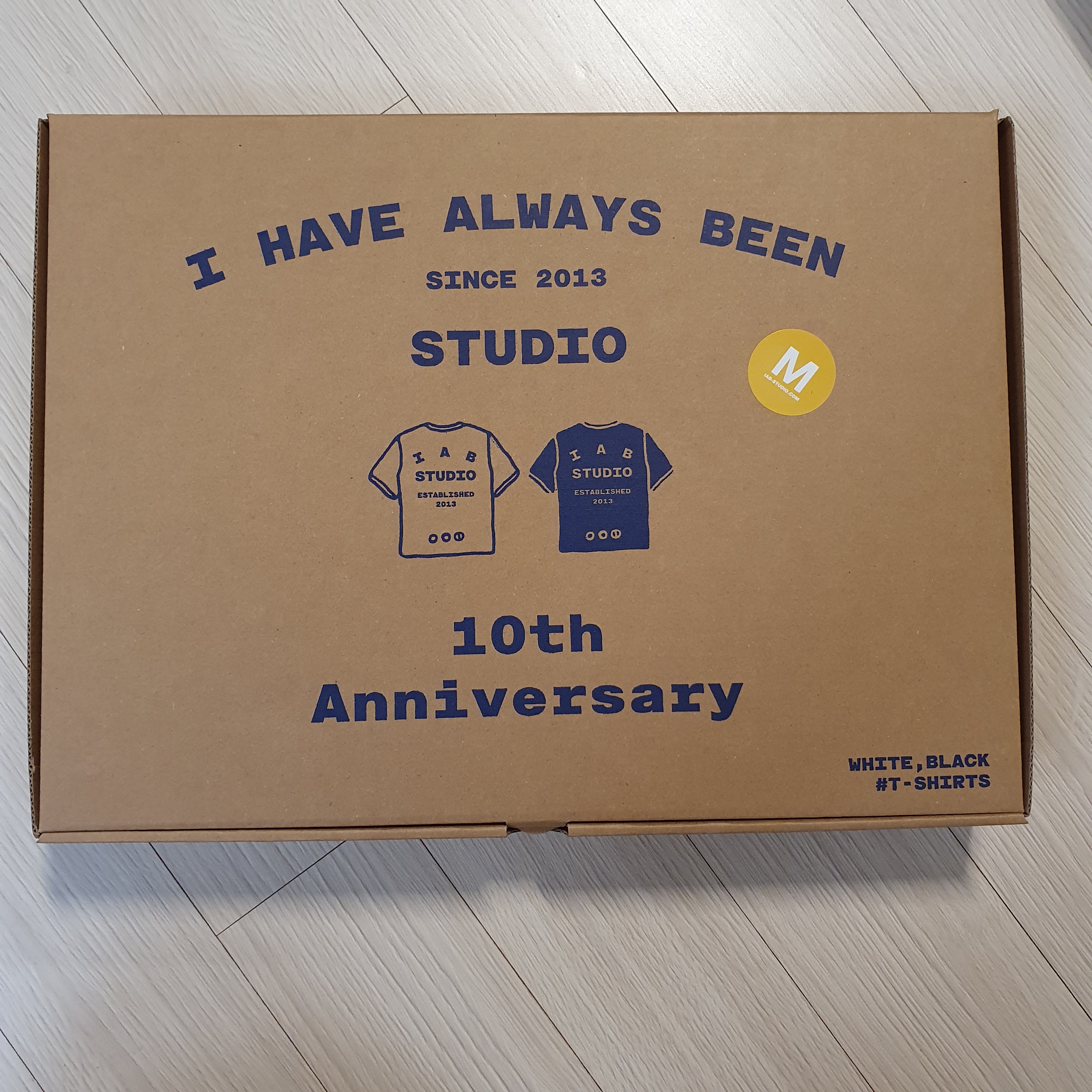 IAB Studio 10th Anniversary T-Shirts Pack White & Black (2 Pack) 착용 스타일 - 1