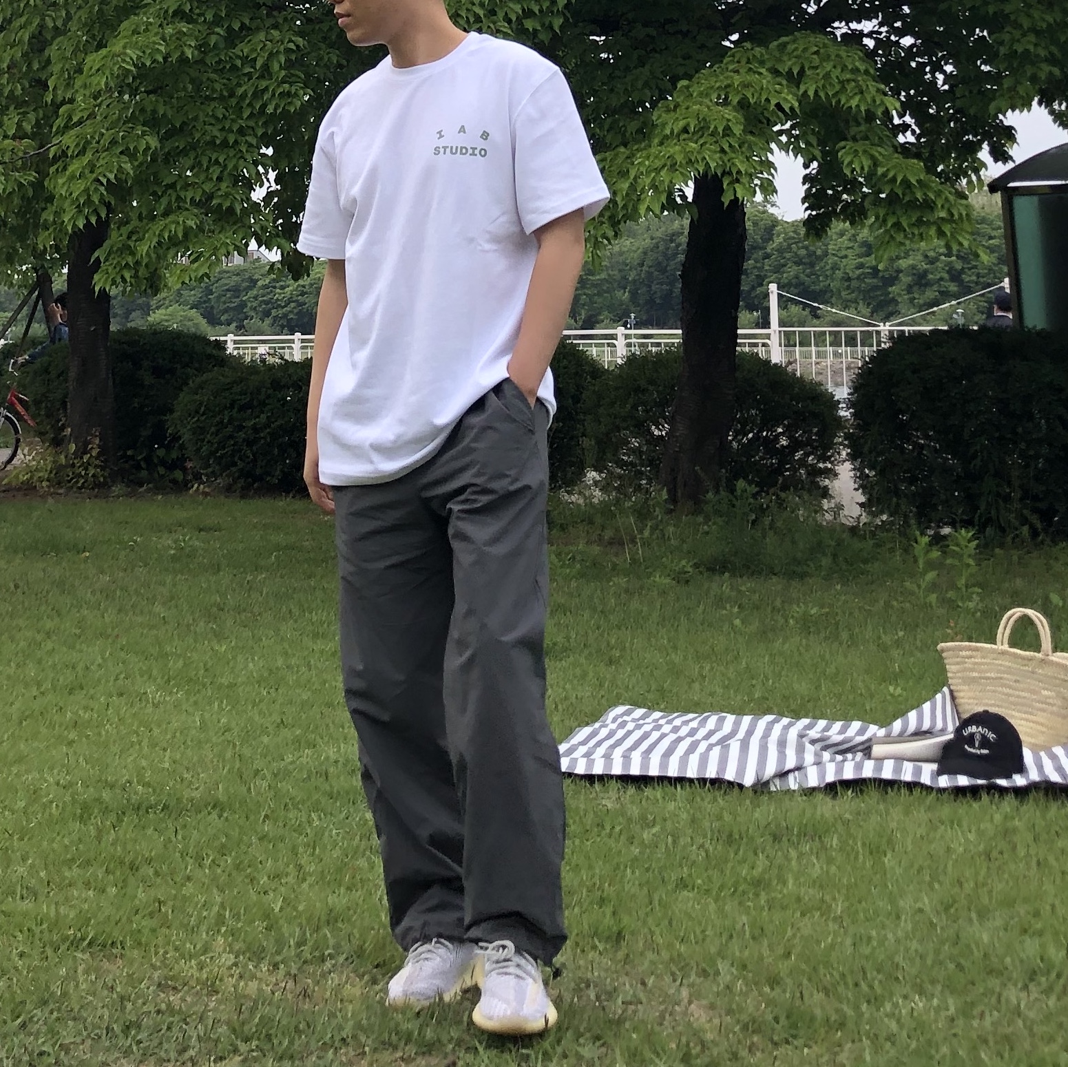 IAB Studio T-Shirt White Light Green, Adidas Yeezy Boost 350 V2 Static - Non-Reflective 2018 착용 스타일
